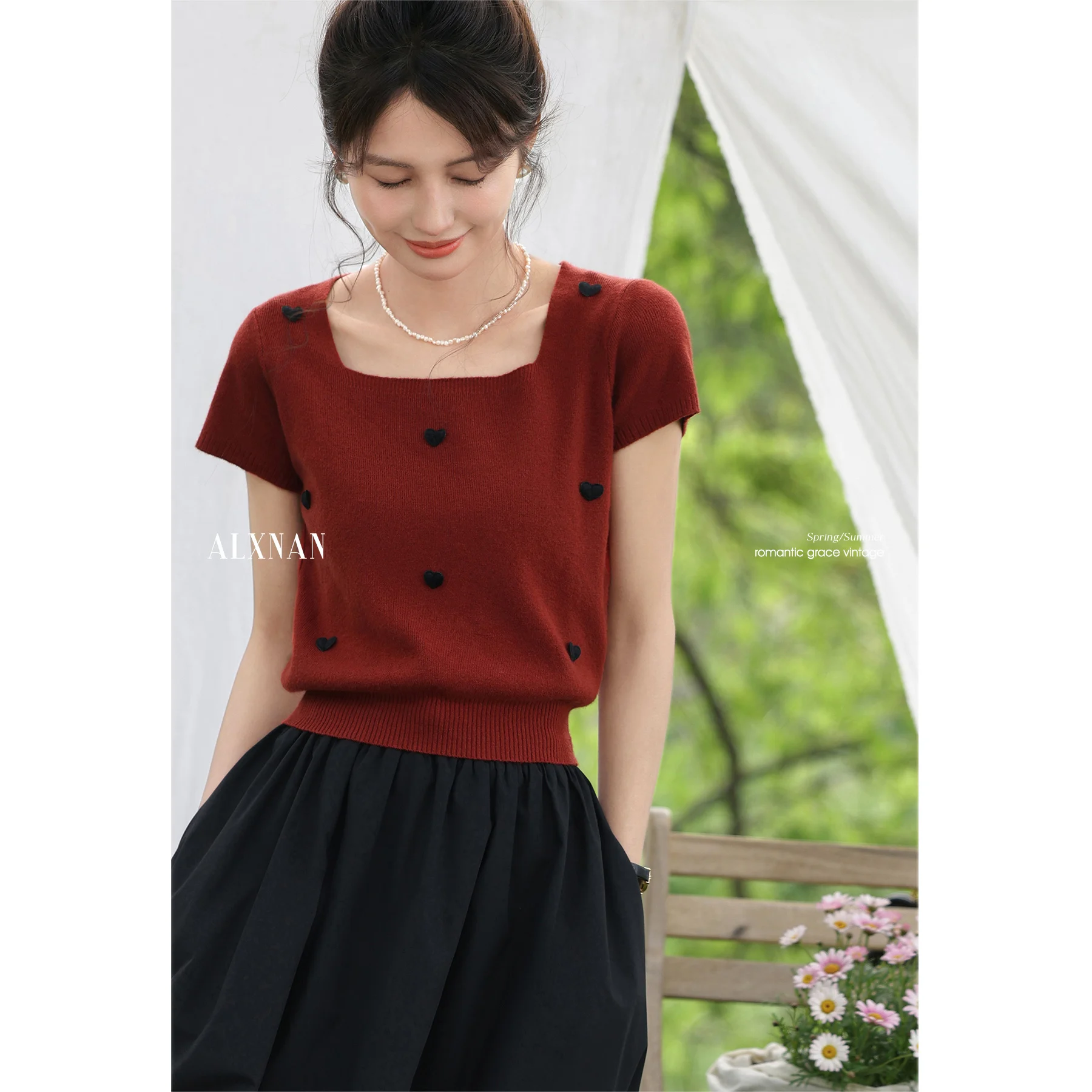 ALXNAN Women's Red T-shirt Vintage Elegant Sweet Short T-shirt 2025 Summer Casual Office Loose-fit Knitted Tops Ladies L553101
ALXNAN Women's Red T-shirt Vintage Elegant Sweet Short T-shirt 2025 Summer Casual Office Loose-fit Knitted Tops Ladies L553101