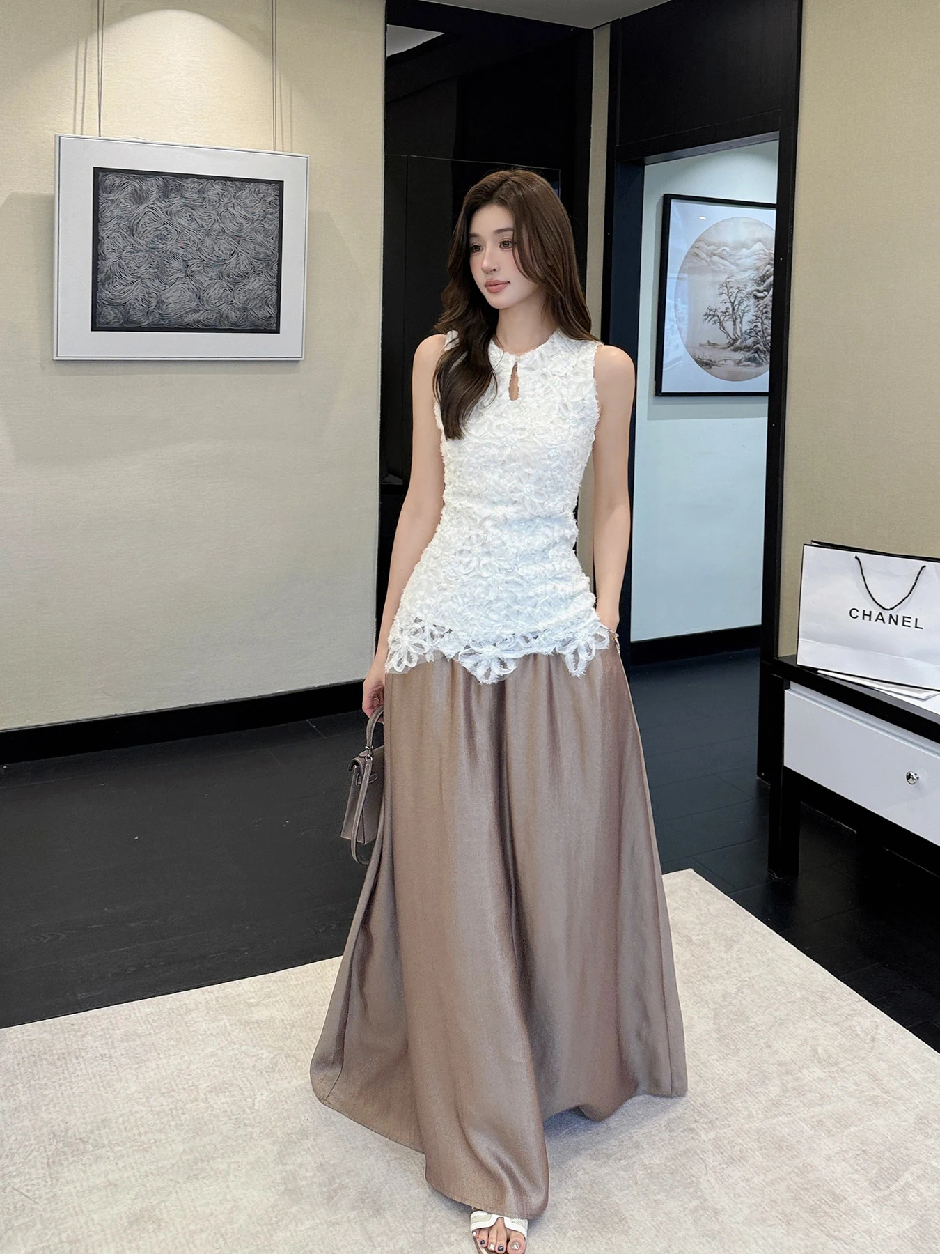 Elegant Lace Embroidery Two-Piece Set High Waist Skirt Top Women's Fashion Summer Outfit Chic round Neck Sleeveless Vest
Elegant Lace Embroidery Two-Piece Set High Waist Skirt Top Women's Fashion Summer Outfit Chic round Neck Sleeveless Vest