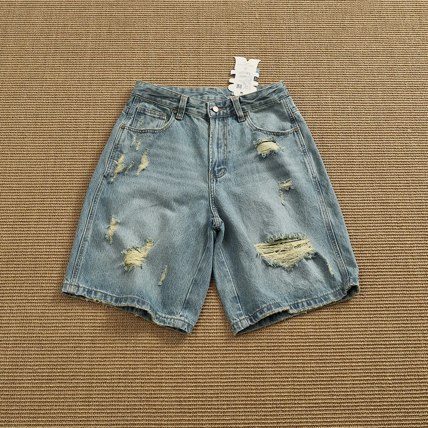 Retro distressed denim shorts for men, loose straight-leg five-quarter pants, ripped summer casual workwear mid-pants
Retro distressed denim shorts for men, loose straight-leg five-quarter pants, ripped summer casual workwear mid-pants