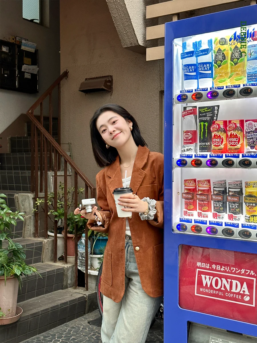 Женский вельветовый пиджак Debbie C: свободный крой, длинный рукав, золотые пуговицы, однотонный, для офиса, с традиционным лацканом, на одной пуговице
Женский вельветовый пиджак Debbie C: свободный крой, длинный рукав, золотые пуговицы, однотонный, для офиса, с традиционным лацканом, на одной пуговице