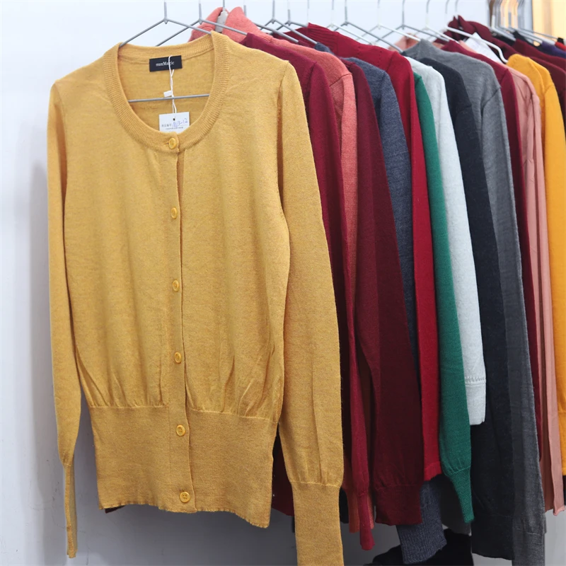 Vintage High Neck Slim Fit round Neck Sweater Women's Base Layer Shirt Knitted Woolen Commute Style Winter 2025
Vintage High Neck Slim Fit round Neck Sweater Women's Base Layer Shirt Knitted Woolen Commute Style Winter 2025
