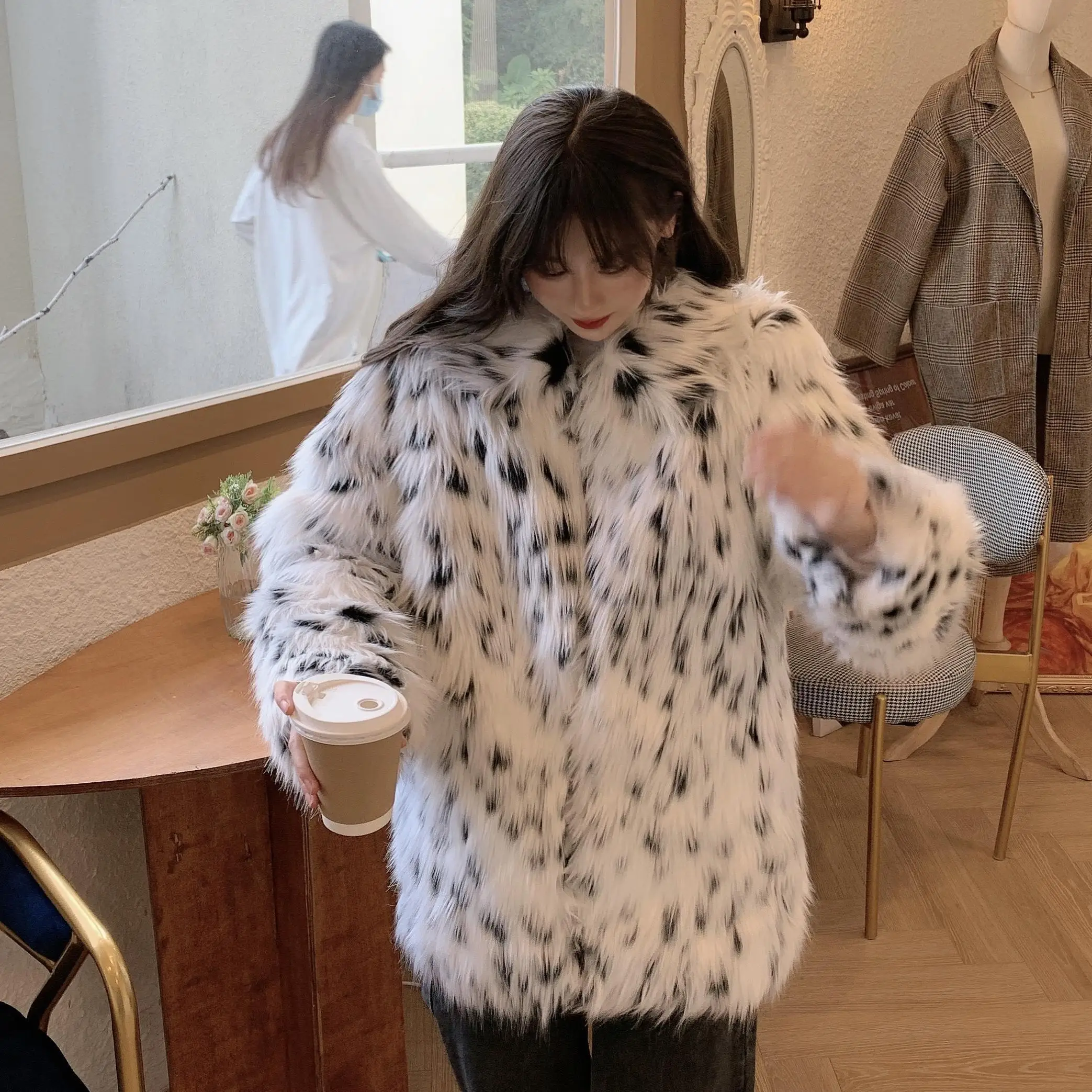 Imitation Fur Coat Women's Mid-Long Loose Plush Coat Thick Warm Faux Fur Jackets Winter Overcoat 2023 Fluffy Jacket Cardigan C40
Imitation Fur Coat Women's Mid-Long Loose Plush Coat Thick Warm Faux Fur Jackets Winter Overcoat 2023 Fluffy Jacket Cardigan C40