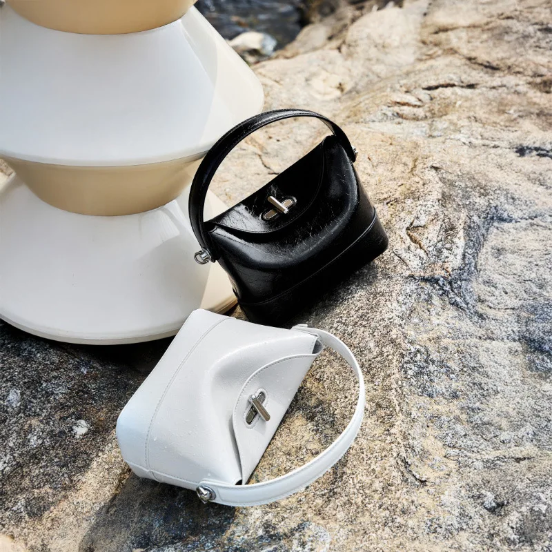 The first layer of cowhide bag portable bucket bag 2025 spring new light luxury niche high-grade leather female bag wholesale
The first layer of cowhide bag portable bucket bag 2025 spring new light luxury niche high-grade leather female bag wholesale