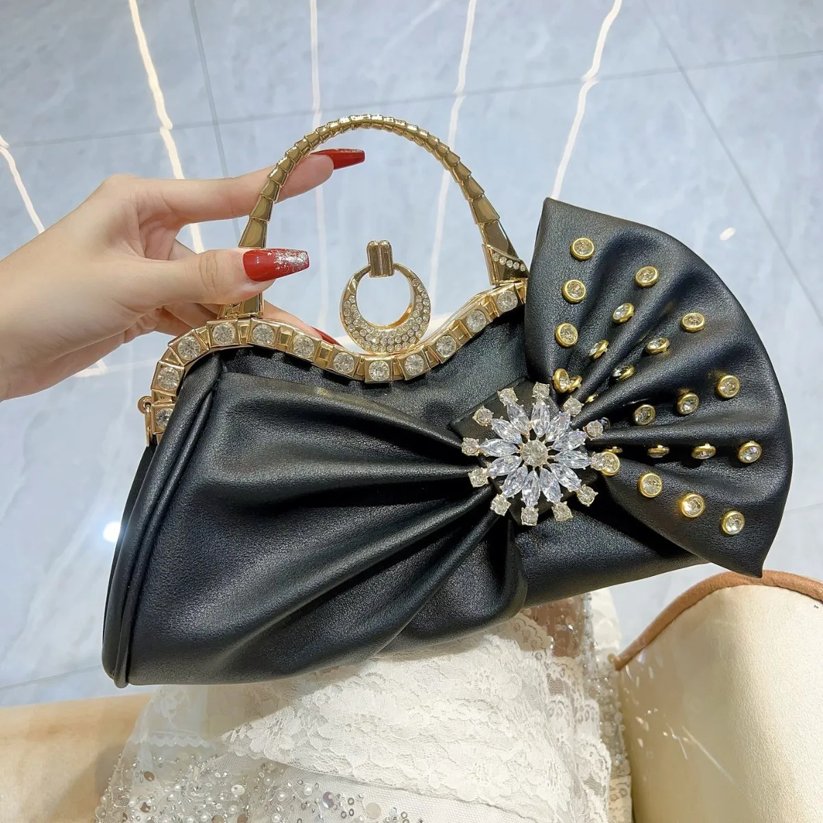Новая французская блестящая роскошная банкетная сумка ручной работы с бриллиантами и бантом, свадебное платье, дизайнерская сумка, женская роскошная сумка 2025
Новая французская блестящая роскошная банкетная сумка ручной работы с бриллиантами и бантом, свадебное платье, дизайнерская сумка, женская роскошная сумка 2025