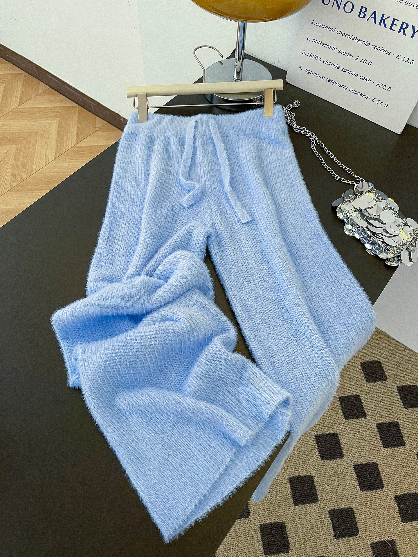 Мягкие уютные вязаные широкие брюки, женские осенне-зимние драпированные брюки с высокой талией, универсальные норковые бархатные прямые повседневные брюки
Мягкие уютные вязаные широкие брюки, женские осенне-зимние драпированные брюки с высокой талией, универсальные норковые бархатные прямые повседневные брюки