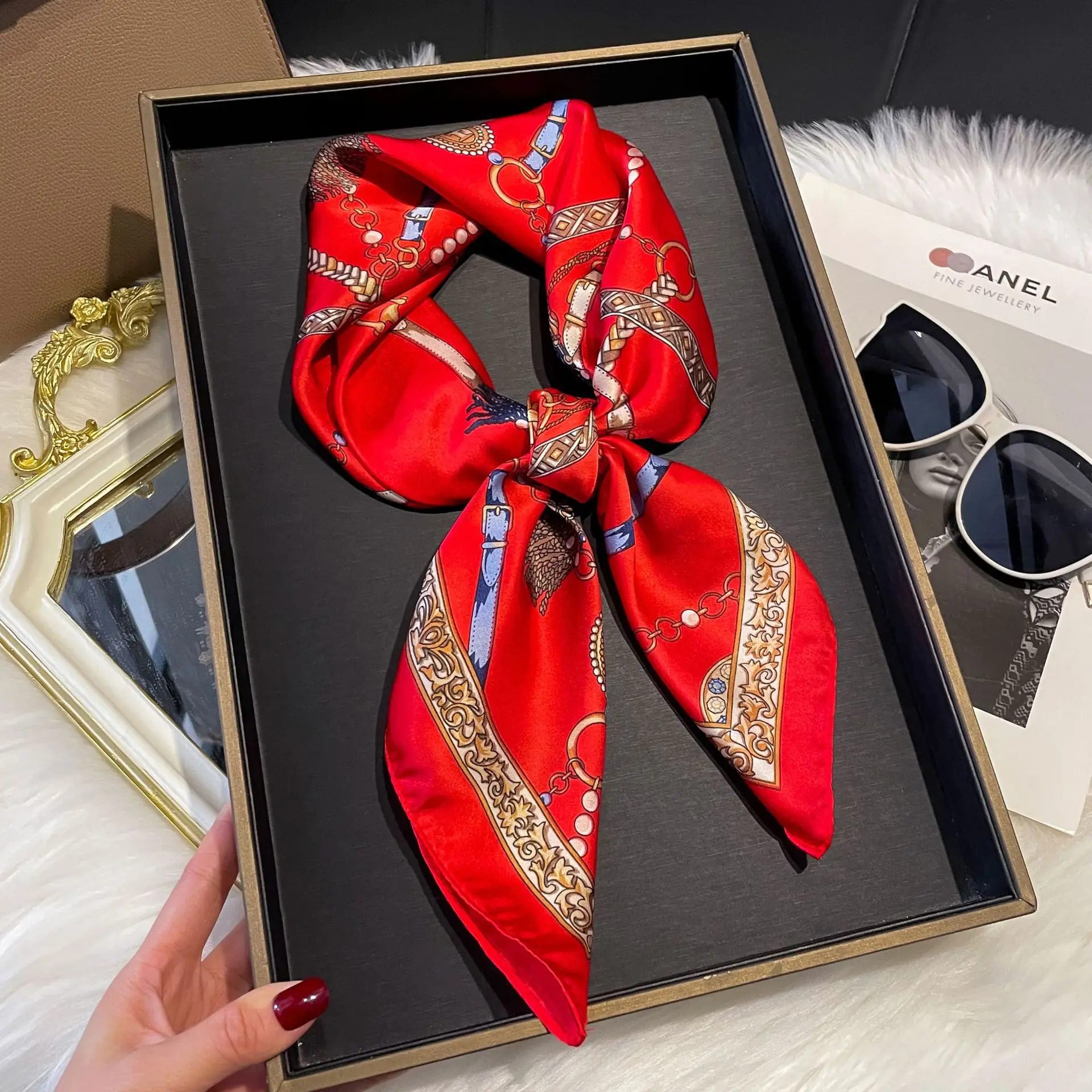 Luxury Chain Print Small Square Scarf Simulated Silk Thin Neck Scarf Fashion Bandana Sunscreen Headscarf For Women 70x70cm 2025
Luxury Chain Print Small Square Scarf Simulated Silk Thin Neck Scarf Fashion Bandana Sunscreen Headscarf For Women 70x70cm 2025