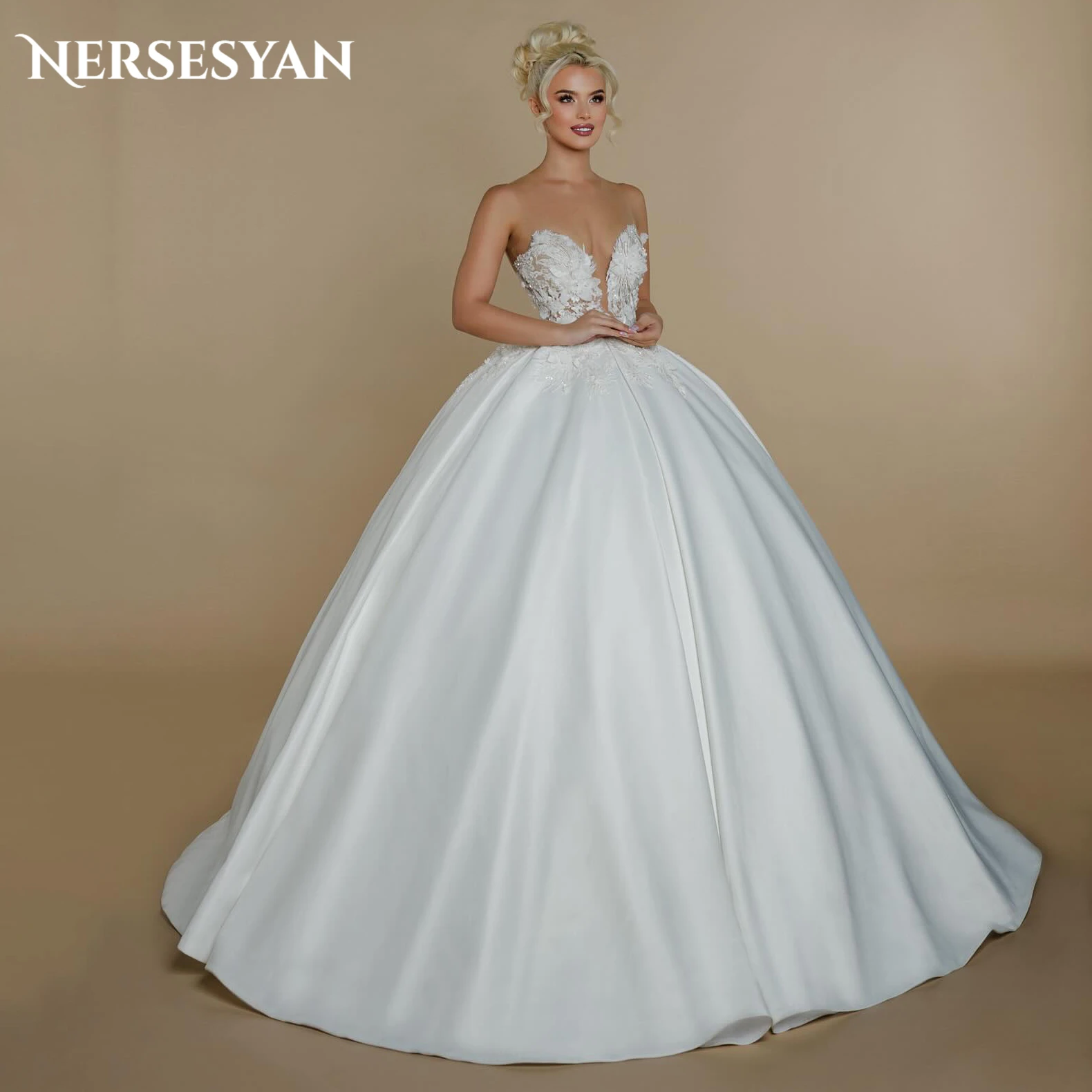 Nersesyan Elegant Lace Wedding Dresses V-Neck A-Line Buttons Princess Bridal Gowns Appliques Sleeveless Bride Dress Custom Size
Nersesyan Elegant Lace Wedding Dresses V-Neck A-Line Buttons Princess Bridal Gowns Appliques Sleeveless Bride Dress Custom Size