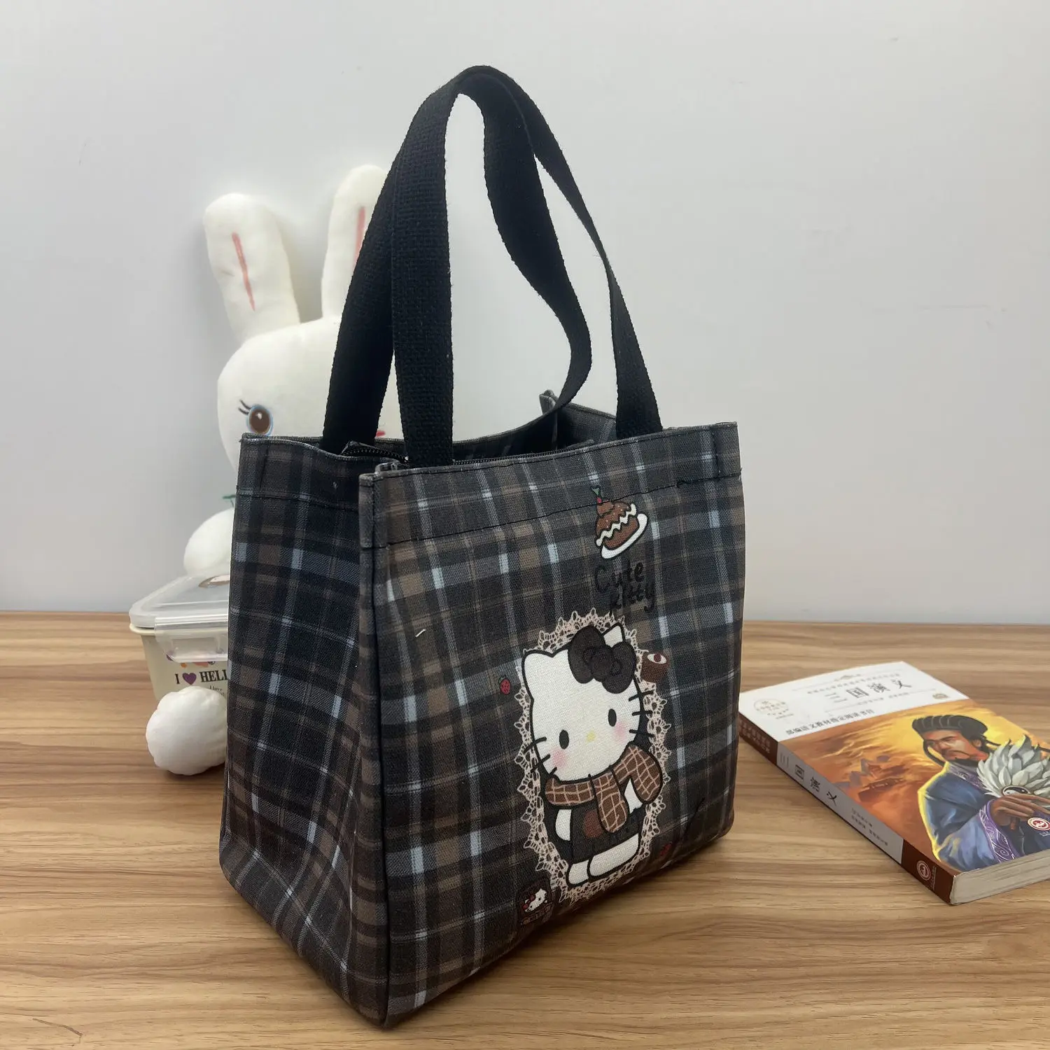 Hello Kitty Handbag Portable Storage Canvas Lunch Box Packaging New Delicate Fashion Trend High-capacity Storage Bag
Hello Kitty Handbag Portable Storage Canvas Lunch Box Packaging New Delicate Fashion Trend High-capacity Storage Bag