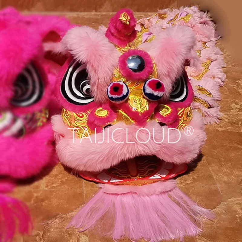 Southern Lion Dance Props for Adults, Double Performance Use, Wool Dragon Lantern, Authentic Lion Awakening Props.
Southern Lion Dance Props for Adults, Double Performance Use, Wool Dragon Lantern, Authentic Lion Awakening Props.