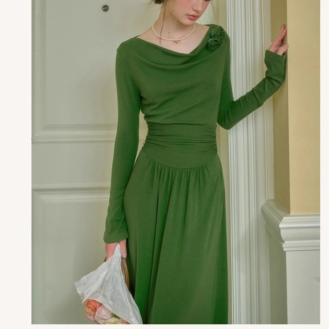 Long-sleeved French Temperament Long Dress Rose Swing Neck Knitted Dress Women
Long-sleeved French Temperament Long Dress Rose Swing Neck Knitted Dress Women