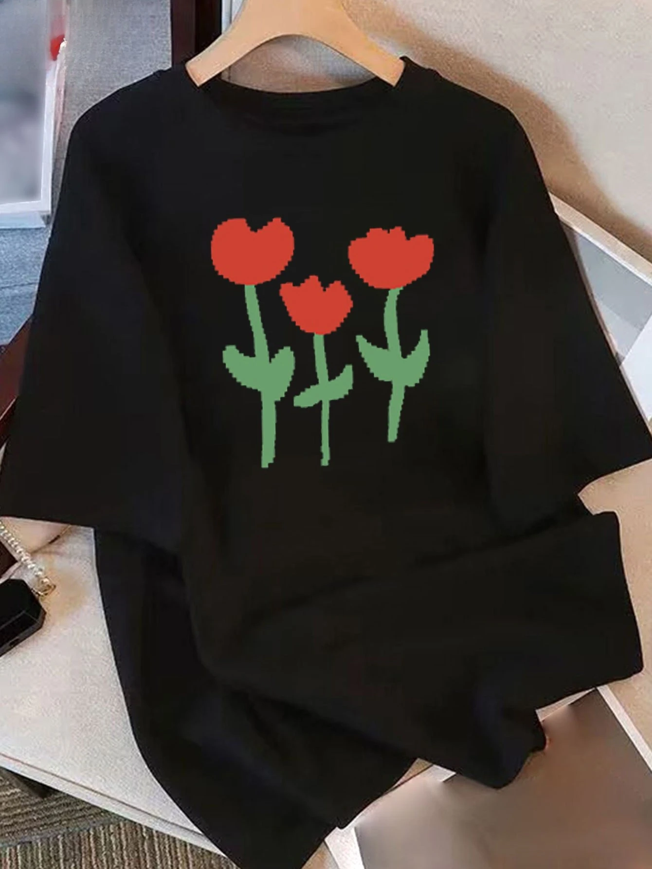 Women's Casual Summer T-shirt Crew Neck Short Sleeves with Red Heart Floral Pattern Comfortable Casual Wear Everyday T-shirt
Women's Casual Summer T-shirt Crew Neck Short Sleeves with Red Heart Floral Pattern Comfortable Casual Wear Everyday T-shirt