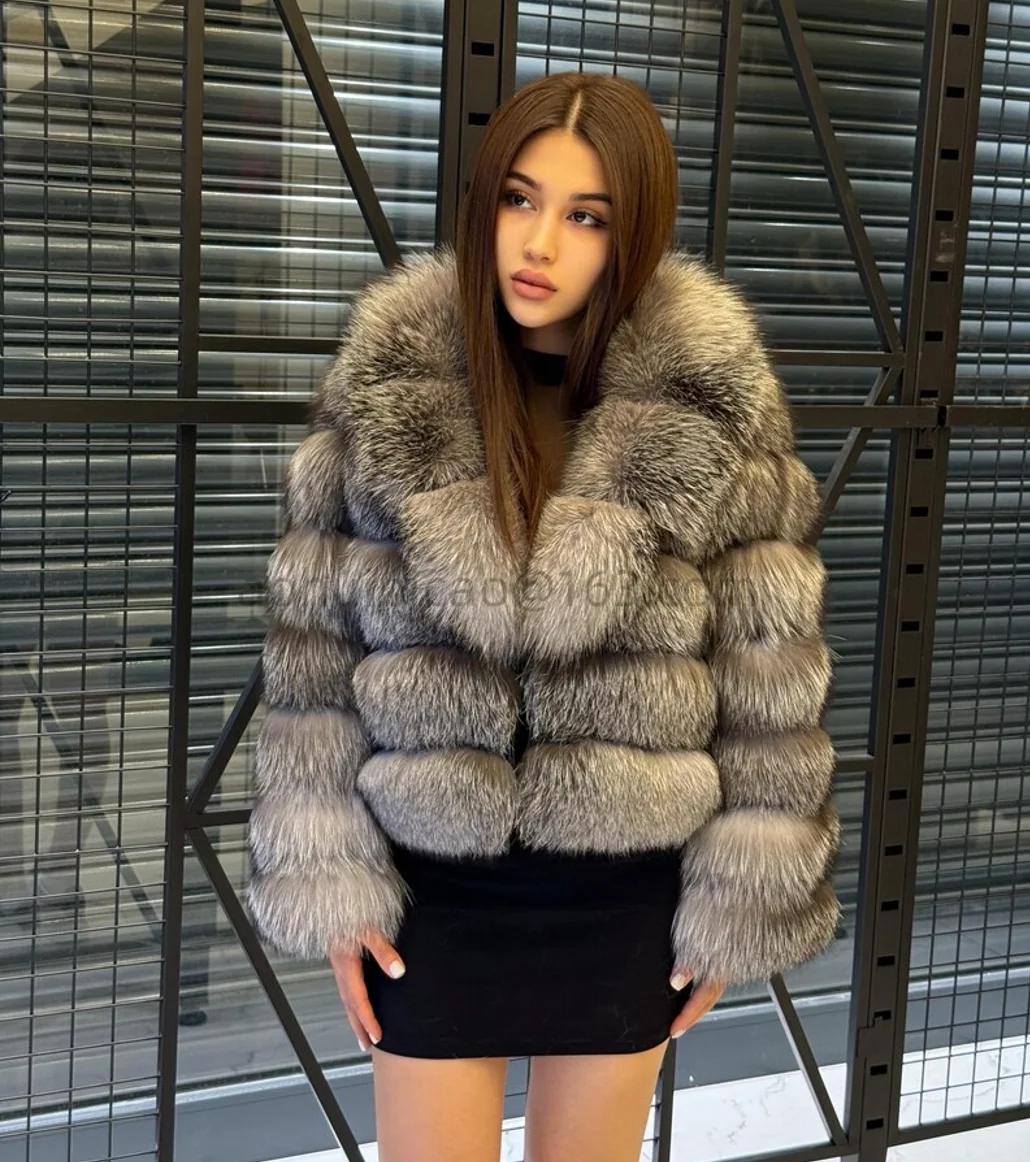 The lady is wearing a fox fur jacket and a silver fox fur leather jacket, keeping warm and fashionable in winter
The lady is wearing a fox fur jacket and a silver fox fur leather jacket, keeping warm and fashionable in winter