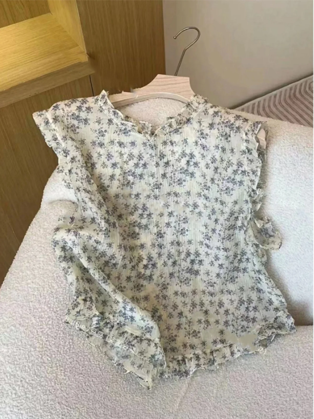 Летний модный женский топ с цветочным принтом, открытыми плечами, деревянной отделкой и асимметричным подолом
Летний модный женский топ с цветочным принтом, открытыми плечами, деревянной отделкой и асимметричным подолом