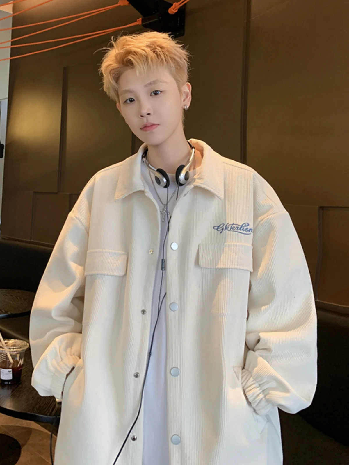 Вельветовая мужская куртка свободного покроя, винтажная американская рабочая одежда, повседневный топ, ветрозащитный длинный свек, отложной воротник, боковые кеты
Вельветовая мужская куртка свободного покроя, винтажная американская рабочая одежда, повседневный топ, ветрозащитный длинный свек, отложной воротник, боковые кеты