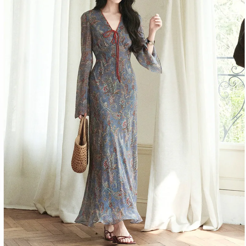 Fishtail Long Dress Slim V-neck Contrasting Lace-up Horn Sleeve Classical Waist Dress
Fishtail Long Dress Slim V-neck Contrasting Lace-up Horn Sleeve Classical Waist Dress