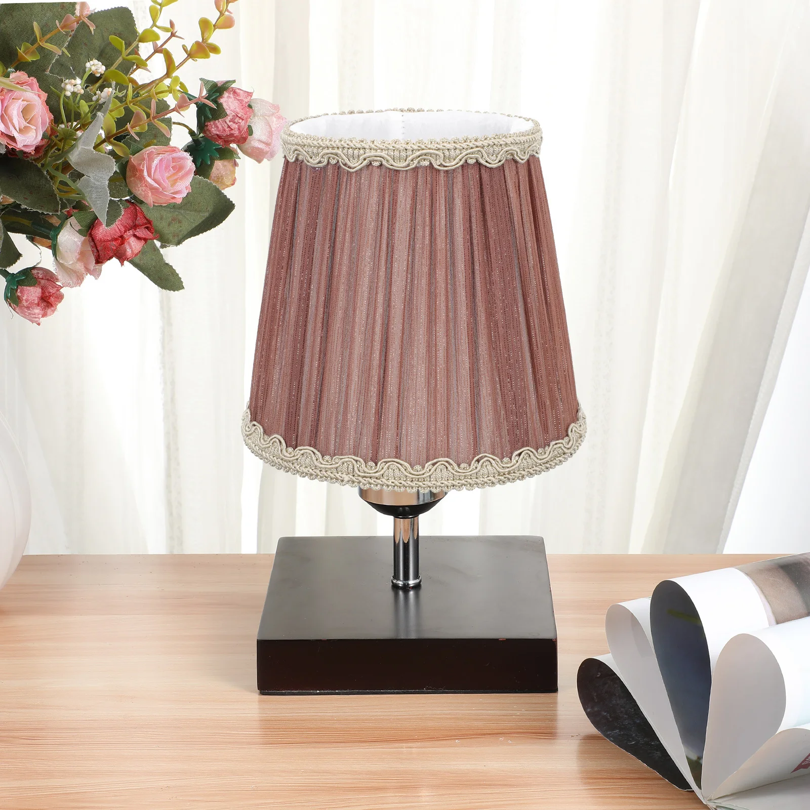 European Style Lamp Shade Desktop Lampshade Iron Stand for Living Room Bedroom Light Protector Table Lamp Shade Replacement 
European Style Lamp Shade Desktop Lampshade Iron Stand for Living Room Bedroom Light Protector Table Lamp Shade Replacement