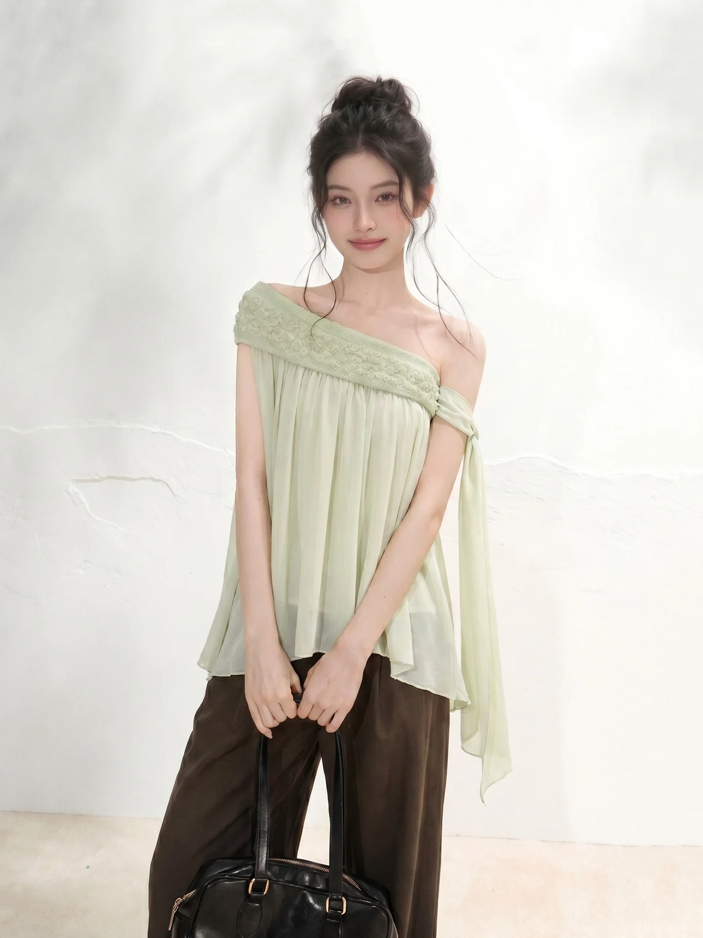 LIXIAOWAN Green Asymmetrical Shoulder Chiffon Top Women's Summer Gentle Unique Design Beautiful Drifting Belted Shirt
LIXIAOWAN Green Asymmetrical Shoulder Chiffon Top Women's Summer Gentle Unique Design Beautiful Drifting Belted Shirt