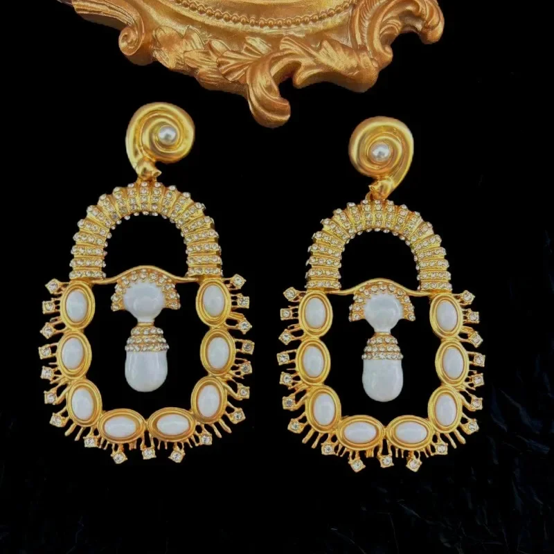 Designer Luxury Enamel Gold-Plated Pearl Earrings New Fashion Vintage Sparkling Rhinestone Pearl Earrings for Women
Designer Luxury Enamel Gold-Plated Pearl Earrings New Fashion Vintage Sparkling Rhinestone Pearl Earrings for Women