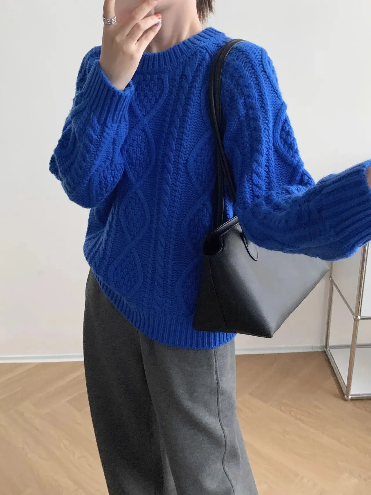 Теплый вязаный свитер из шерстяной смеси для женщин, осенне-зимний, свободного кроя, классический синий цвет, для повседневной носки, модный
Теплый вязаный свитер из шерстяной смеси для женщин, осенне-зимний, свободного кроя, классический синий цвет, для повседневной носки, модный