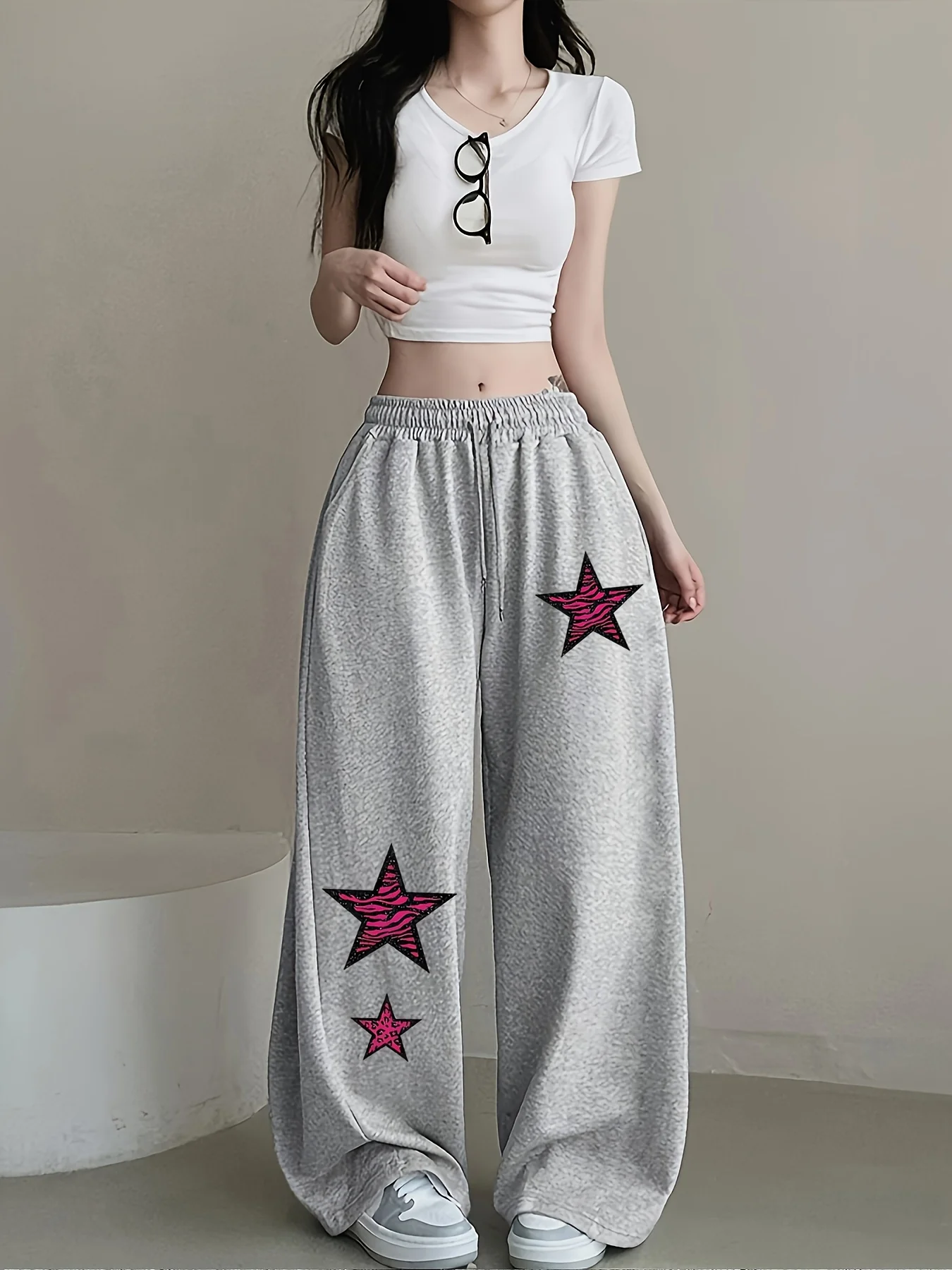 Женские повседневные спортивные брюки в уличном стиле с принтом звезд, новинка весенней коллекции, флисовые, свободного кроя, оверсайз, для уличной моды
Женские повседневные спортивные брюки в уличном стиле с принтом звезд, новинка весенней коллекции, флисовые, свободного кроя, оверсайз, для уличной моды