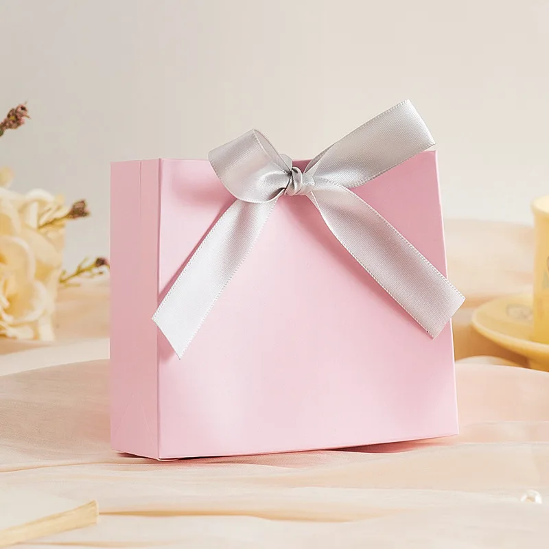 Маленькая белая бумажная коробка 11,5x4,5x10 см с лентой, коробка конфет для свадьбы, дня рождения, небольшой подарочный пакет
Маленькая белая бумажная коробка 11,5x4,5x10 см с лентой, коробка конфет для свадьбы, дня рождения, небольшой подарочный пакет