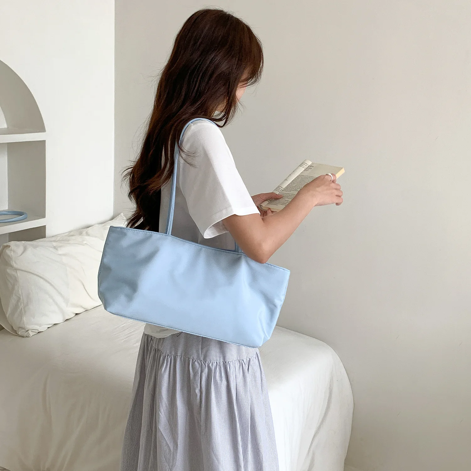 Nylon Large-capacity Bag For Women New Versatile Design With Zipper Inner Pocket Fashionable Simple Style Shoulder Tote Bag
Nylon Large-capacity Bag For Women New Versatile Design With Zipper Inner Pocket Fashionable Simple Style Shoulder Tote Bag