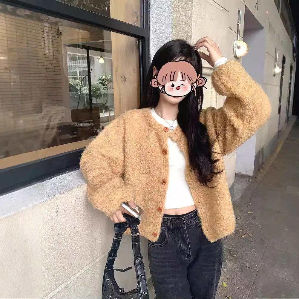 Короткий кардиган для женщин на раннюю осень: новый, элитный стиль, очень красивый и повседневный, вязаный свитер для носки поверх одежды
Короткий кардиган для женщин на раннюю осень: новый, элитный стиль, очень красивый и повседневный, вязаный свитер для носки поверх одежды