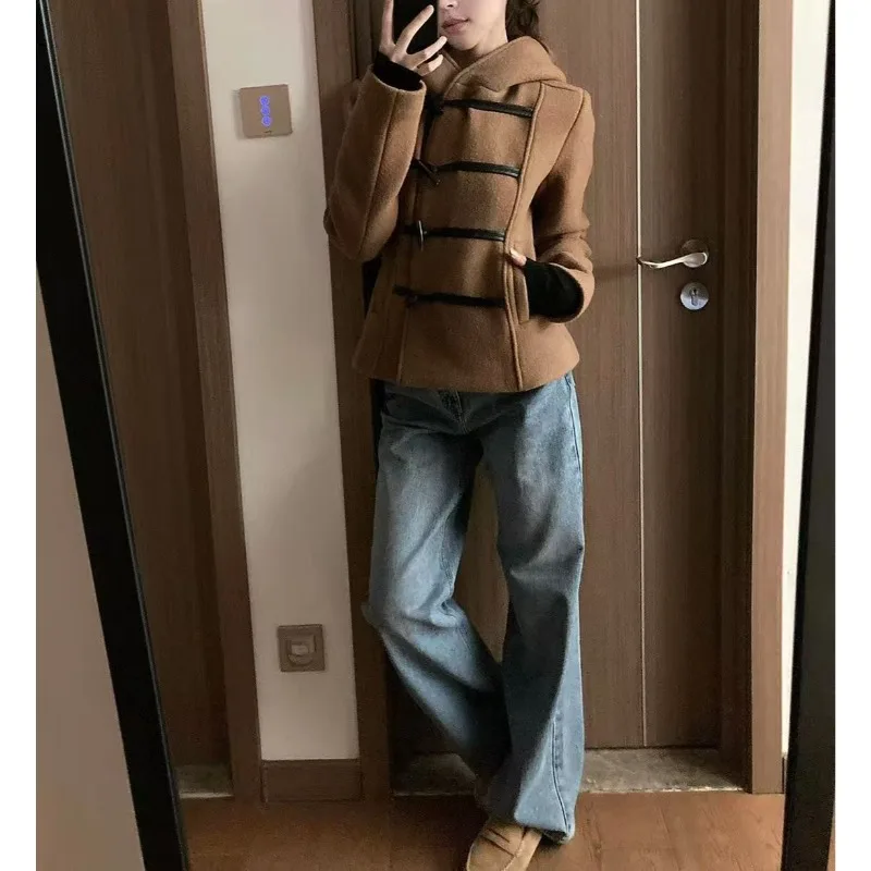 Retro Design Khaki Hooded Horn Buckle Cropped Woolen Jacket Women's 2025 New Woolen Coat
Retro Design Khaki Hooded Horn Buckle Cropped Woolen Jacket Women's 2025 New Woolen Coat