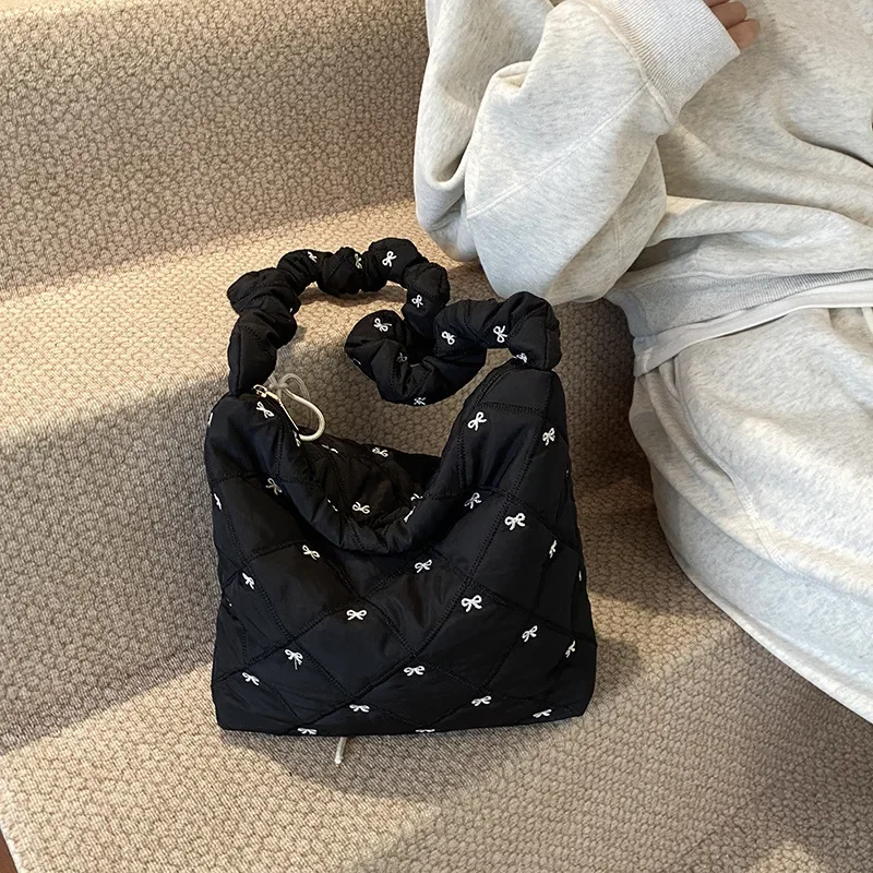 College students commute to class tote bag pleated shoulder messenger bag
College students commute to class tote bag pleated shoulder messenger bag