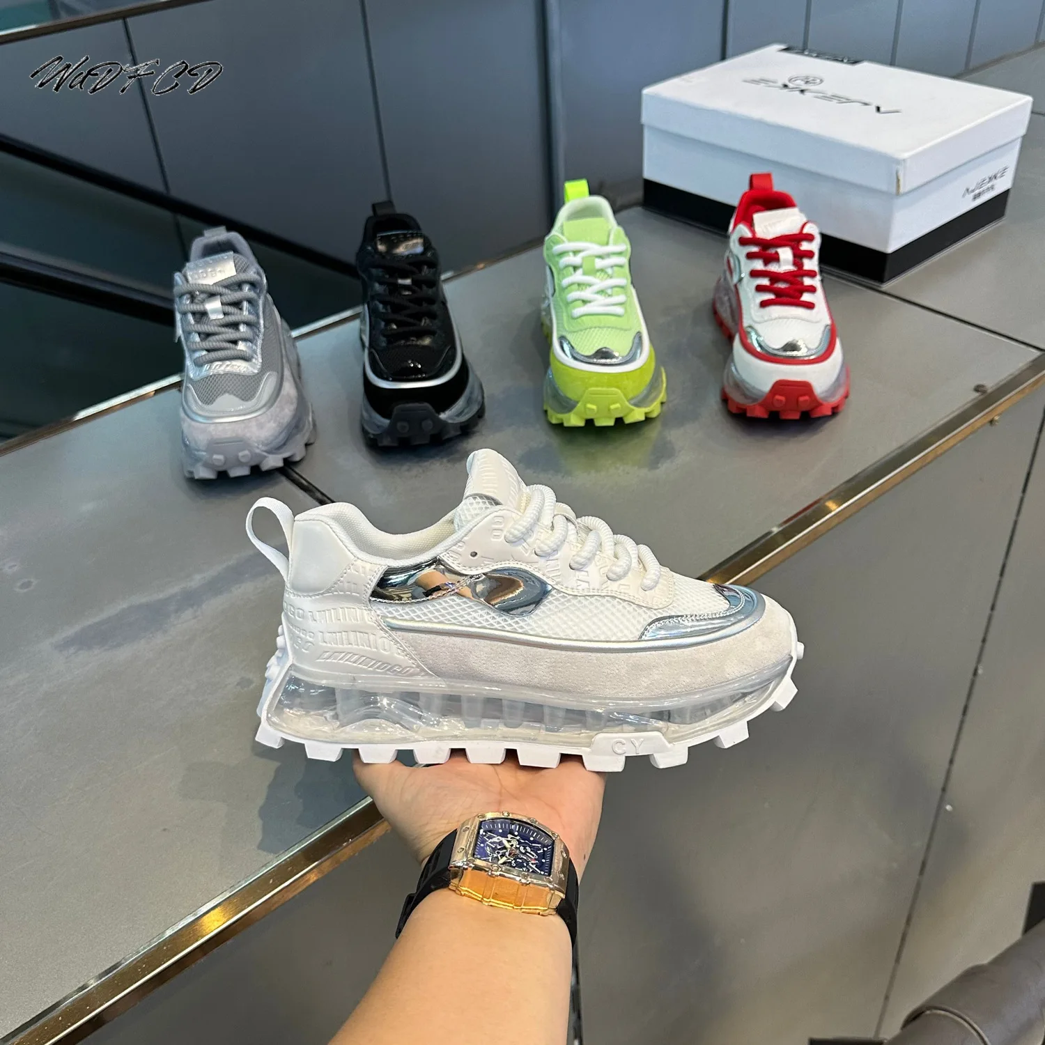 Мужские кроссовки на массивном каблуке, дизайнерская спортивная обувь на воздушной подушке, модная повседневная кожаная ткань, дышащая обувь на платформе с увеличенной высотой
Мужские кроссовки на массивном каблуке, дизайнерская спортивная обувь на воздушной подушке, модная повседневная кожаная ткань, дышащая обувь на платформе с увеличенной высотой