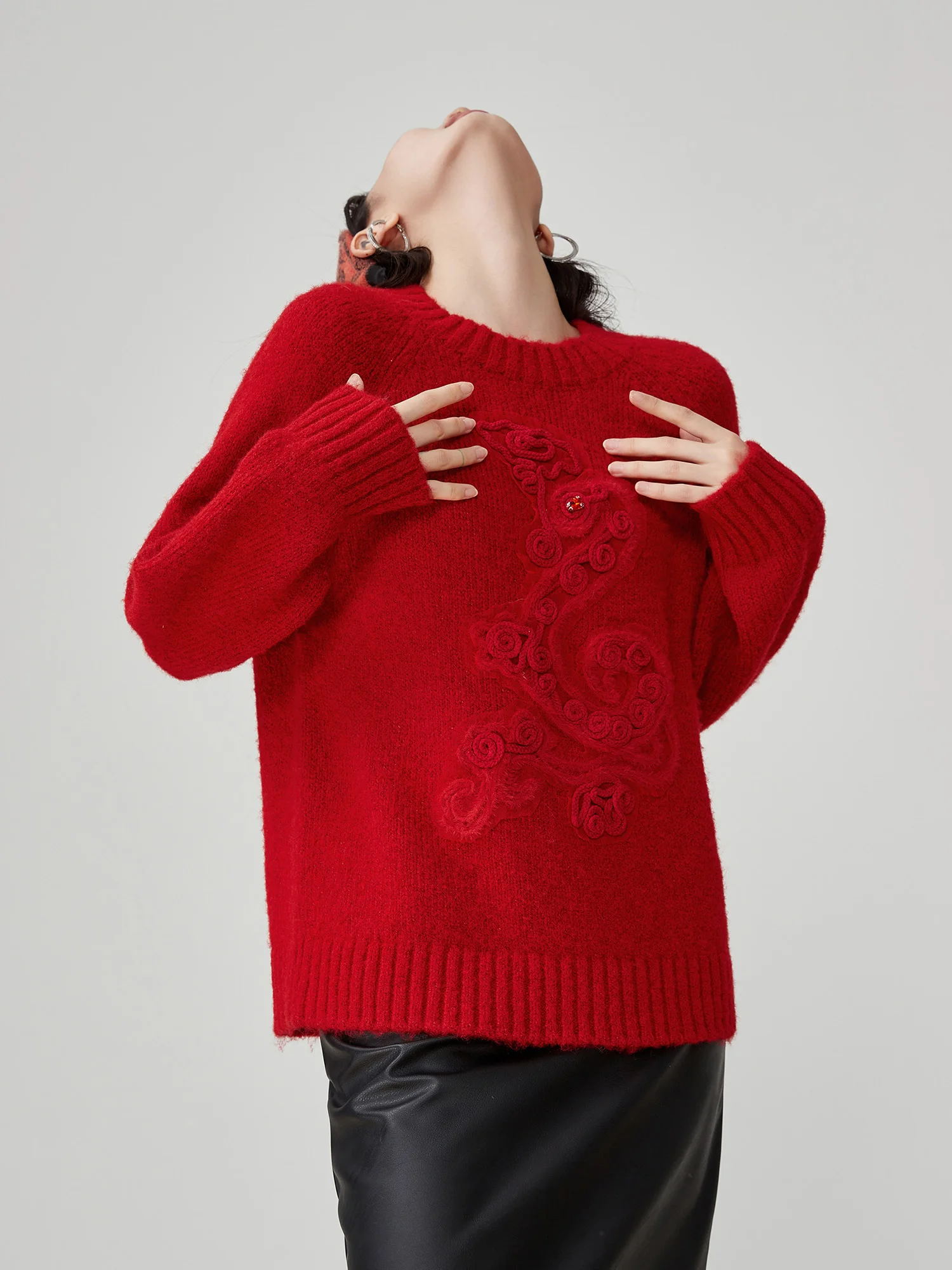 Мягкий уютный женский вязаный свитер к Году Змеи, красный, весенняя новинка, свободный крой, круглый вырез, модный, для повседневной носки, из полиэфирного волокна, длинный рукав
Мягкий уютный женский вязаный свитер к Году Змеи, красный, весенняя новинка, свободный крой, круглый вырез, модный, для повседневной носки, из полиэфирного волокна, длинный рукав