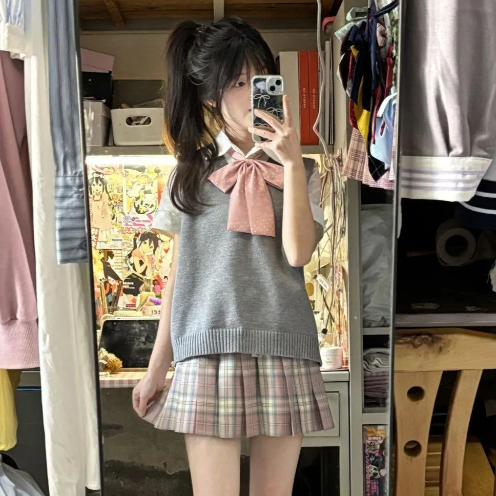 plus Size Women's V-Neck Knit Vest Top Early Autumn Style School Uniform Set with JK Skirt Fashionable Casual Outfit
plus Size Women's V-Neck Knit Vest Top Early Autumn Style School Uniform Set with JK Skirt Fashionable Casual Outfit