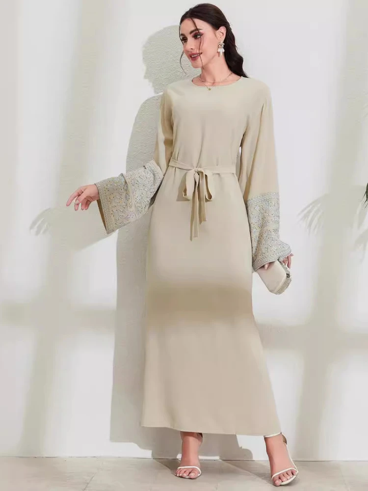 2025 Fashion Embroidery Muslim Long Dress Muslim Djellaba Robe Syari Female Full Length Muslim Outerwear Abaya Robes with Belt
2025 Fashion Embroidery Muslim Long Dress Muslim Djellaba Robe Syari Female Full Length Muslim Outerwear Abaya Robes with Belt