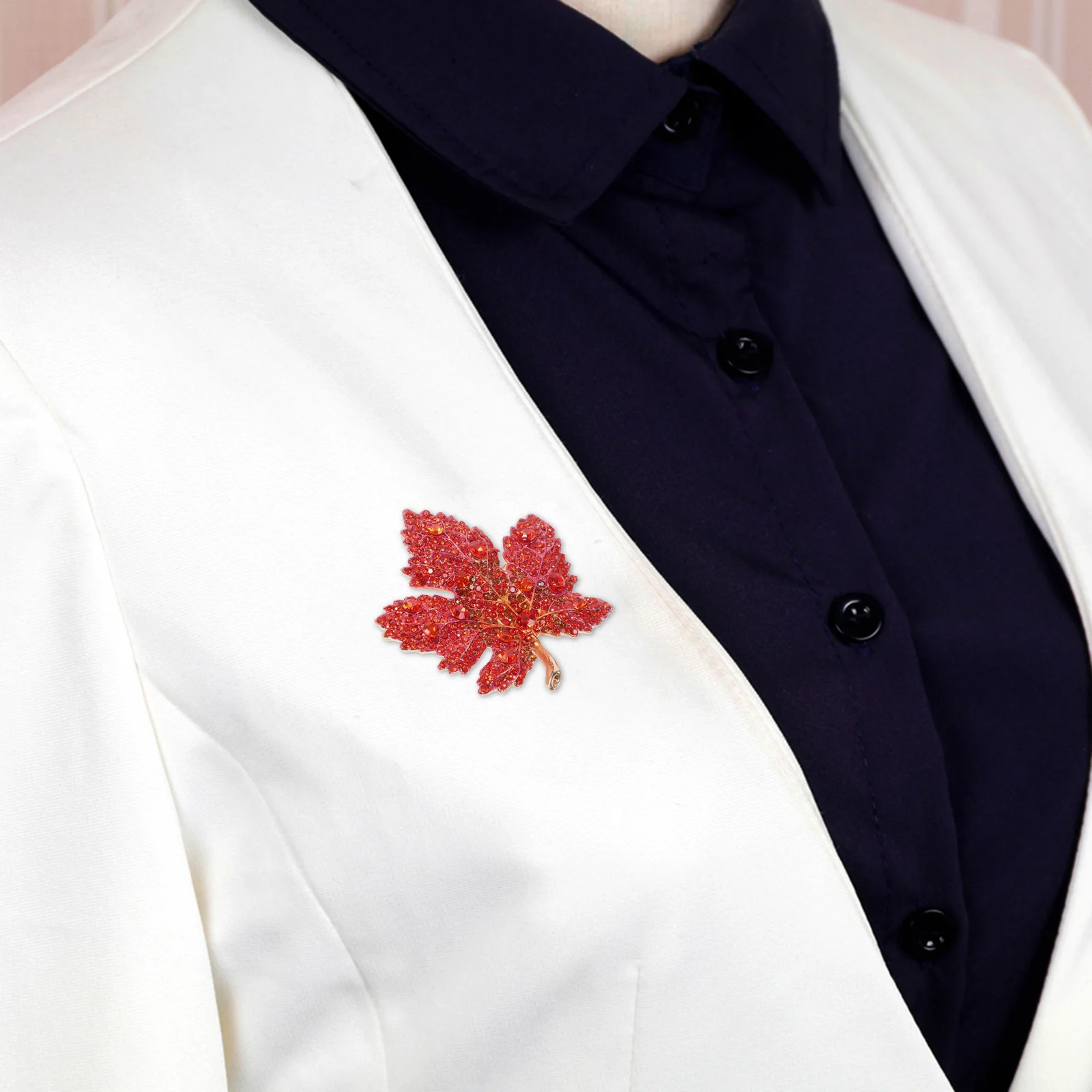 Full Diamond Maple Leaf Brooch Pin Elegant Metal Clothes Jewelry For Women Luxury Suit Lapel Accessory Aesthetic Shank
Full Diamond Maple Leaf Brooch Pin Elegant Metal Clothes Jewelry For Women Luxury Suit Lapel Accessory Aesthetic Shank