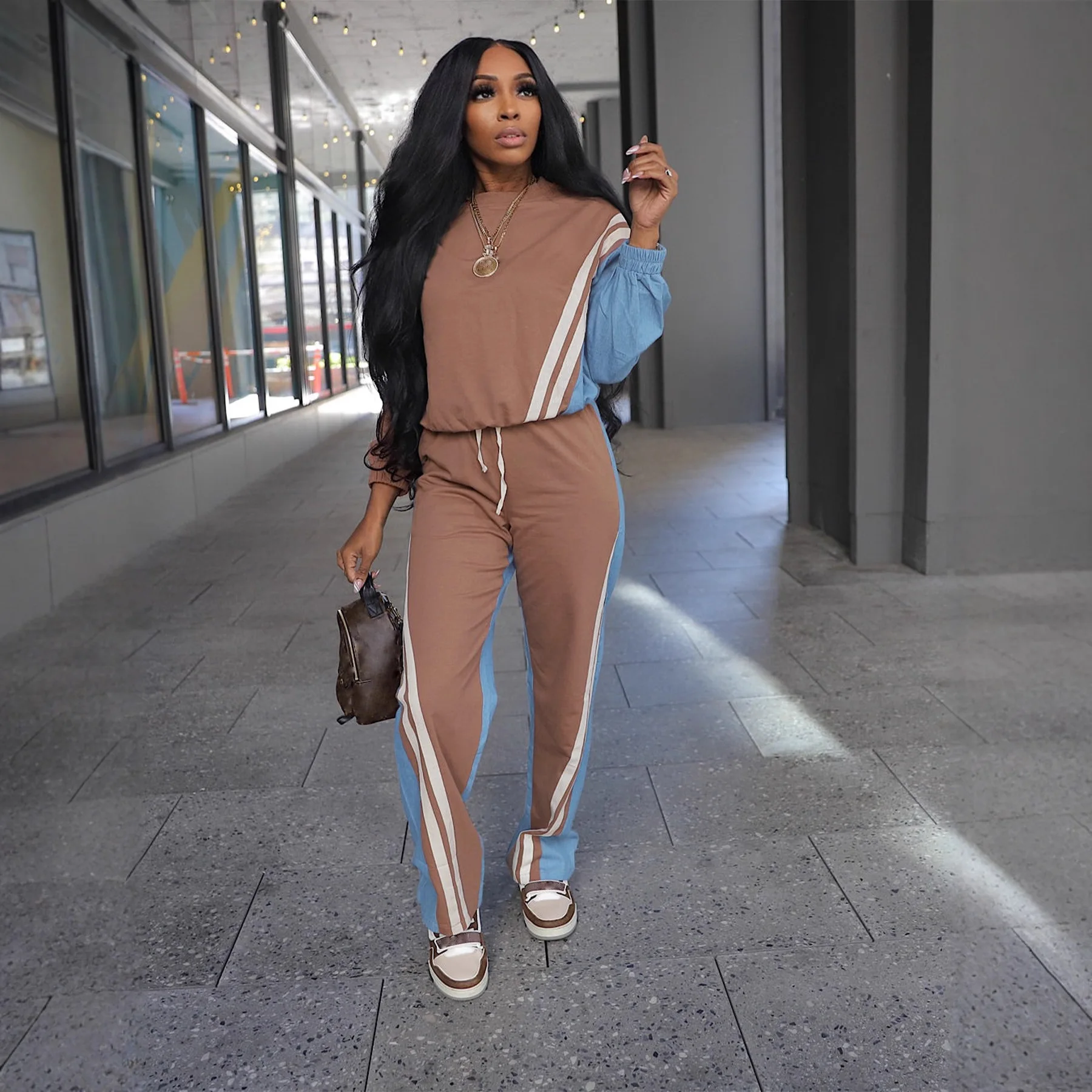 Спортивные костюмы для женщин. Осенняя спортивная мода 2024 года. Толстовка с длинными рукавами в полоску и длинные брюки на шнурке. Комплекты из 2 предметов.
Спортивные костюмы для женщин. Осенняя спортивная мода 2024 года. Толстовка с длинными рукавами в полоску и длинные брюки на шнурке. Комплекты из 2 предметов.