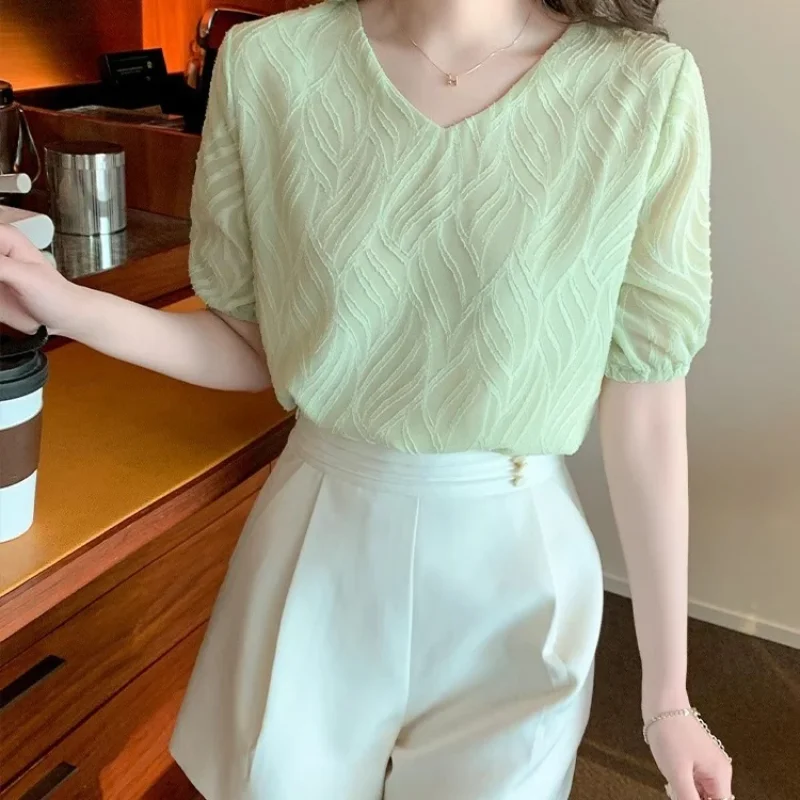 Summer New Short-sleeved V-neck Chiffon Fashionable Versatile Commuting Shirt
Summer New Short-sleeved V-neck Chiffon Fashionable Versatile Commuting Shirt