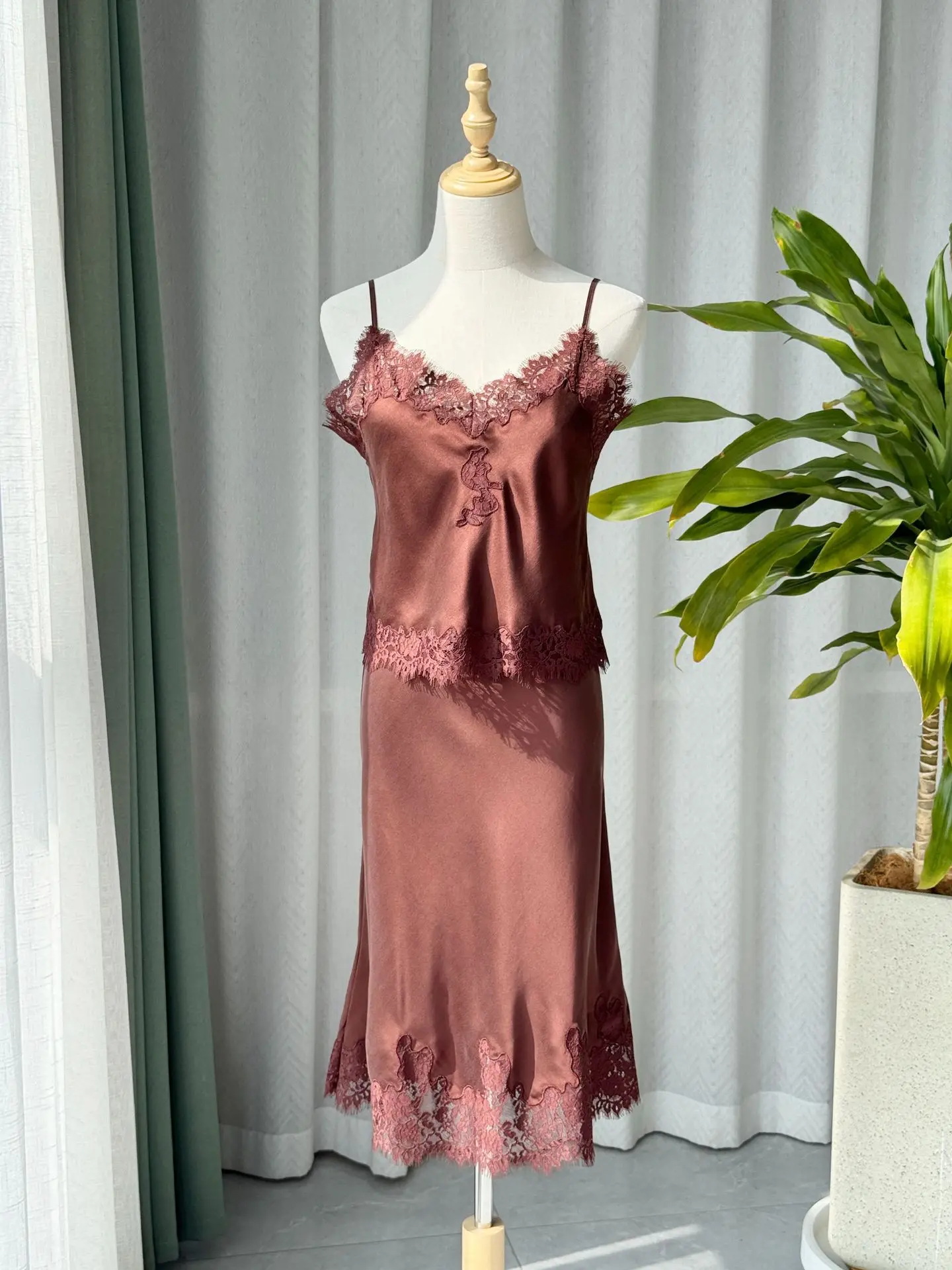 100% Silk Women Lace Patchwork Set V-Neck Sleeveless Camisole +Elastic Waist A-Line Knee-Length Skirt Elegant Ladies Suit
100% Silk Women Lace Patchwork Set V-Neck Sleeveless Camisole +Elastic Waist A-Line Knee-Length Skirt Elegant Ladies Suit