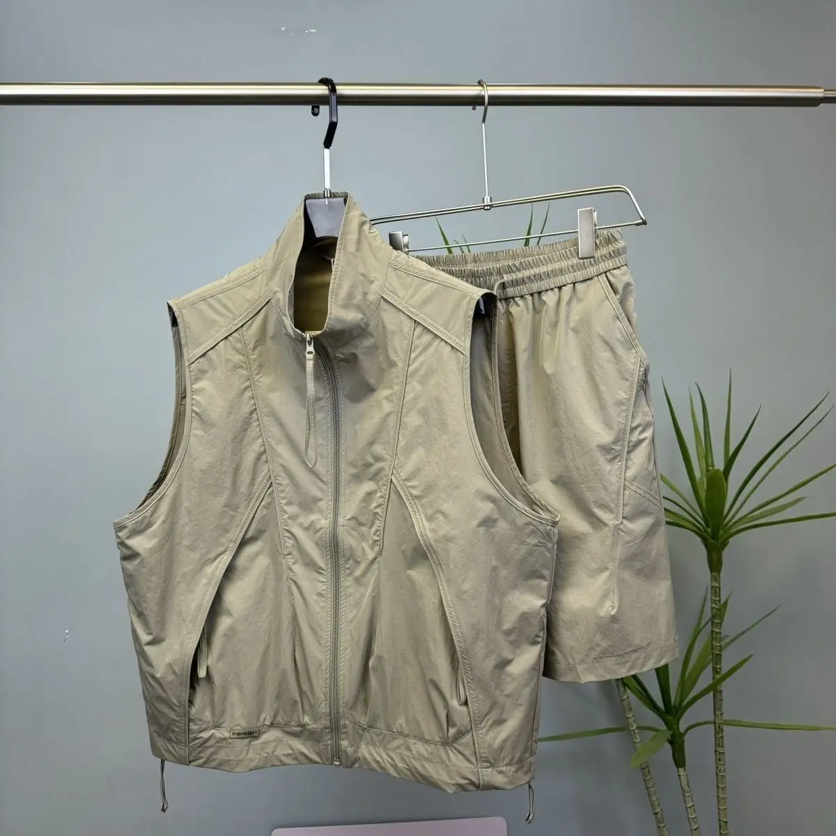 Industrial Style Cargo Vest Set for Men Summer Lightweight Two-Piece Outfit with Stand Collar & Tank Versatile Casual Shorts
Industrial Style Cargo Vest Set for Men Summer Lightweight Two-Piece Outfit with Stand Collar & Tank Versatile Casual Shorts
