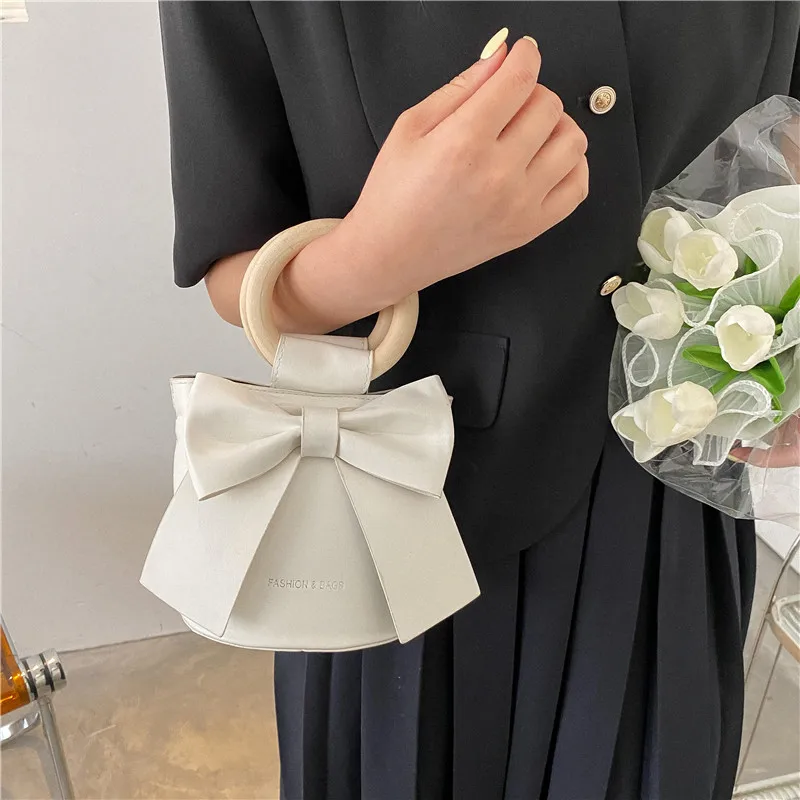 Women's Round Wooden Handle Handbag Fashion Luxury Designer Shoulder Handbag Women's Bow Tie Design Leather Bucket Crossbody Bag
Women's Round Wooden Handle Handbag Fashion Luxury Designer Shoulder Handbag Women's Bow Tie Design Leather Bucket Crossbody Bag