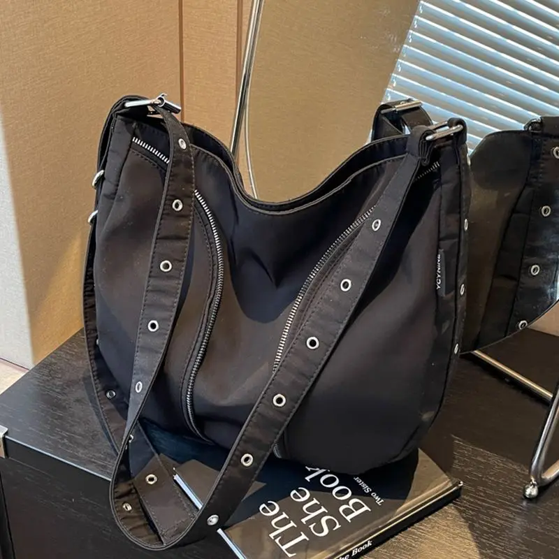 Nylon Cloth Waterproof Large Capacity Shoulder Bag New Leisure Commuter Tote Bag Fashion All-in-one Crossbody Bag for Women
Nylon Cloth Waterproof Large Capacity Shoulder Bag New Leisure Commuter Tote Bag Fashion All-in-one Crossbody Bag for Women
