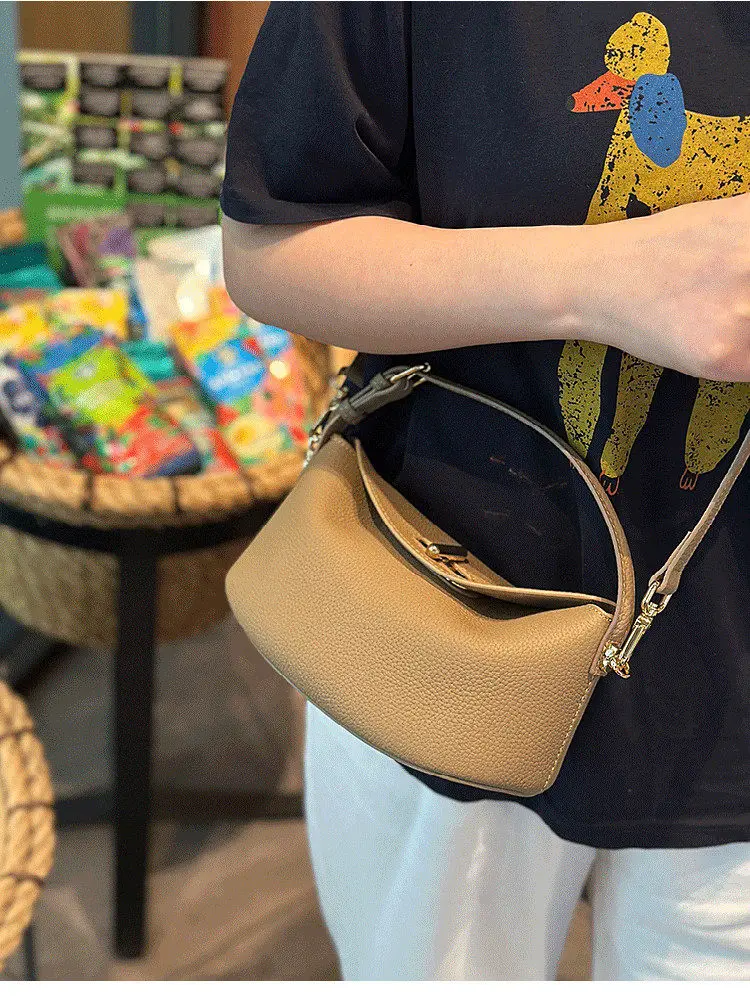 Light luxury niche genuine leather women bag, shoulder crossbody handbag, lightweight versatile high-grade lunch bag
Light luxury niche genuine leather women bag, shoulder crossbody handbag, lightweight versatile high-grade lunch bag
