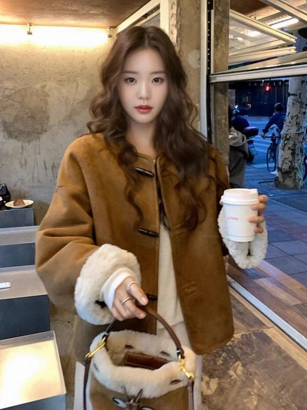 New Fashionable Double-Sided Wear Suede Lamb Fur Vest Women's Winter Thickened Outerwear round Neck Button Closure Coat
New Fashionable Double-Sided Wear Suede Lamb Fur Vest Women's Winter Thickened Outerwear round Neck Button Closure Coat