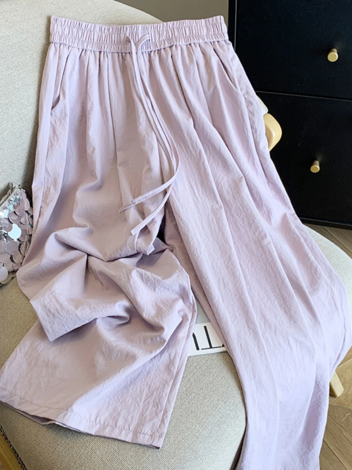 Брюки с высокой талией из тонкого ледяного шелка, широкие штанины, лето 2024, новинка, женские повседневные свободные брюки в корейском стиле для офиса и города
Брюки с высокой талией из тонкого ледяного шелка, широкие штанины, лето 2024, новинка, женские повседневные свободные брюки в корейском стиле для офиса и города