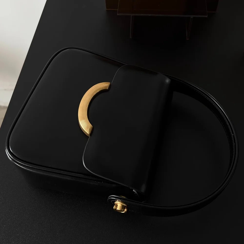 Black Fashion Elegant Buckle Women Bag\Handbag Genuine Leather Lady Shoulder Bag Unique Simple Real Leather Crossbody Bag New
Black Fashion Elegant Buckle Women Bag\Handbag Genuine Leather Lady Shoulder Bag Unique Simple Real Leather Crossbody Bag New
