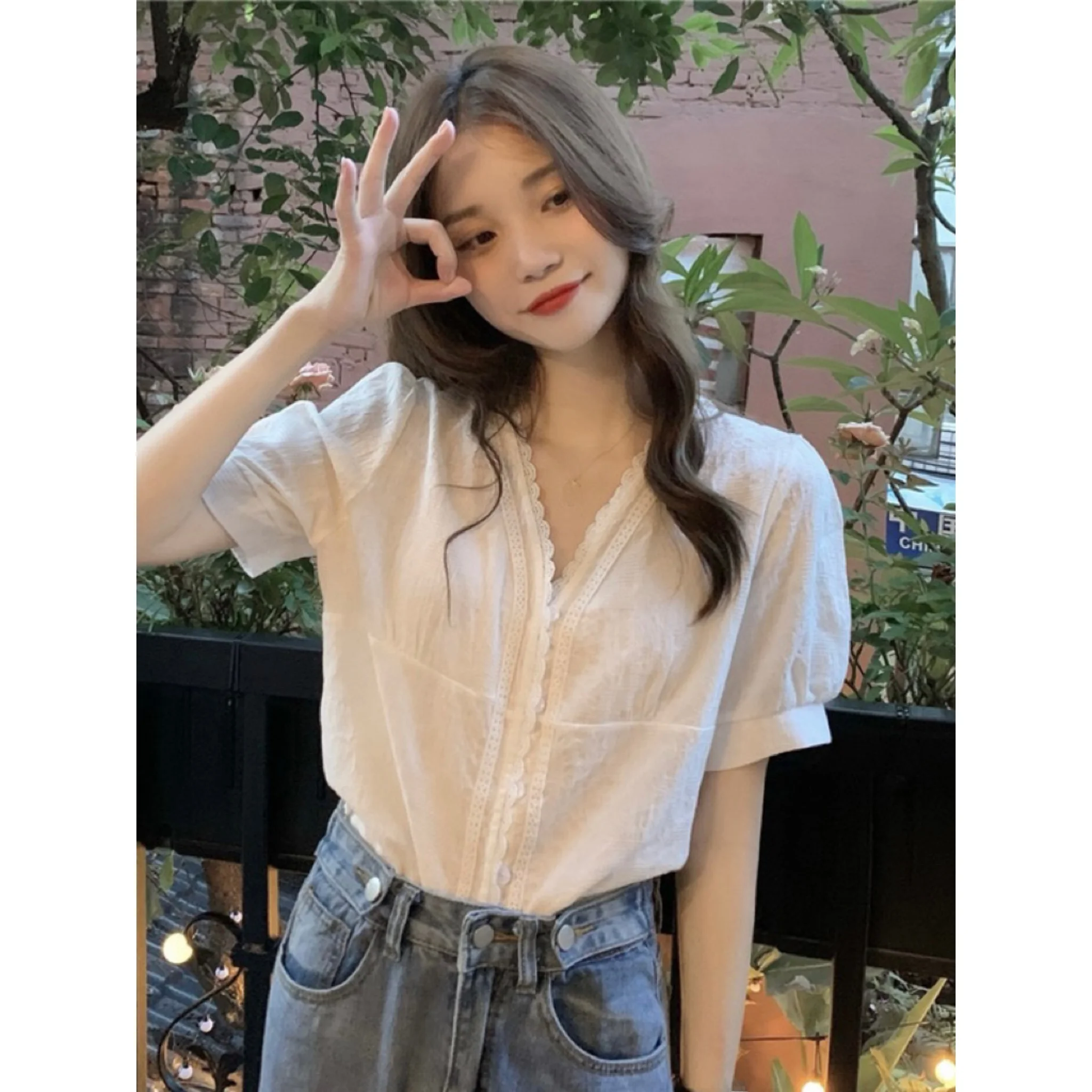 Korean Chic Slimming V-Neck Lace Bubble Sleeve Shirt Women's Retro Design White Blouse Fashionable Casual Versatile Style
Korean Chic Slimming V-Neck Lace Bubble Sleeve Shirt Women's Retro Design White Blouse Fashionable Casual Versatile Style