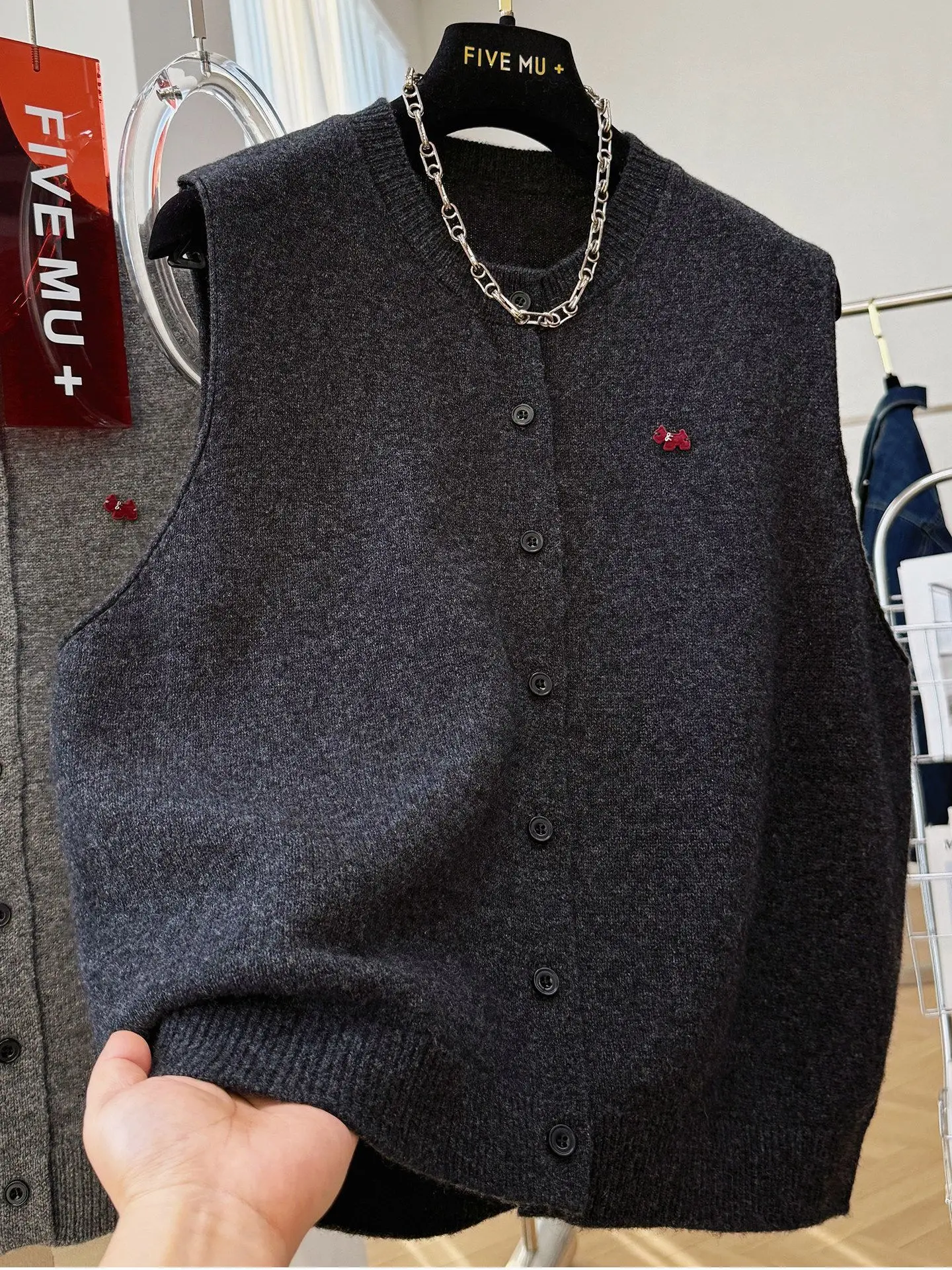 Женский вязаный жилет большого размера для ранней весны, многослойный топ, высококачественный модный кардиган на пуговицах
Женский вязаный жилет большого размера для ранней весны, многослойный топ, высококачественный модный кардиган на пуговицах