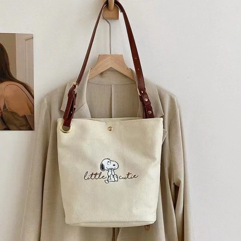 Pop Snoopyed Fashion Bucket Canvas Bag Casual Shoulder Crossbody Bag for Office Ladies Trendy Minimalist Versatile Women Daily
Pop Snoopyed Fashion Bucket Canvas Bag Casual Shoulder Crossbody Bag for Office Ladies Trendy Minimalist Versatile Women Daily