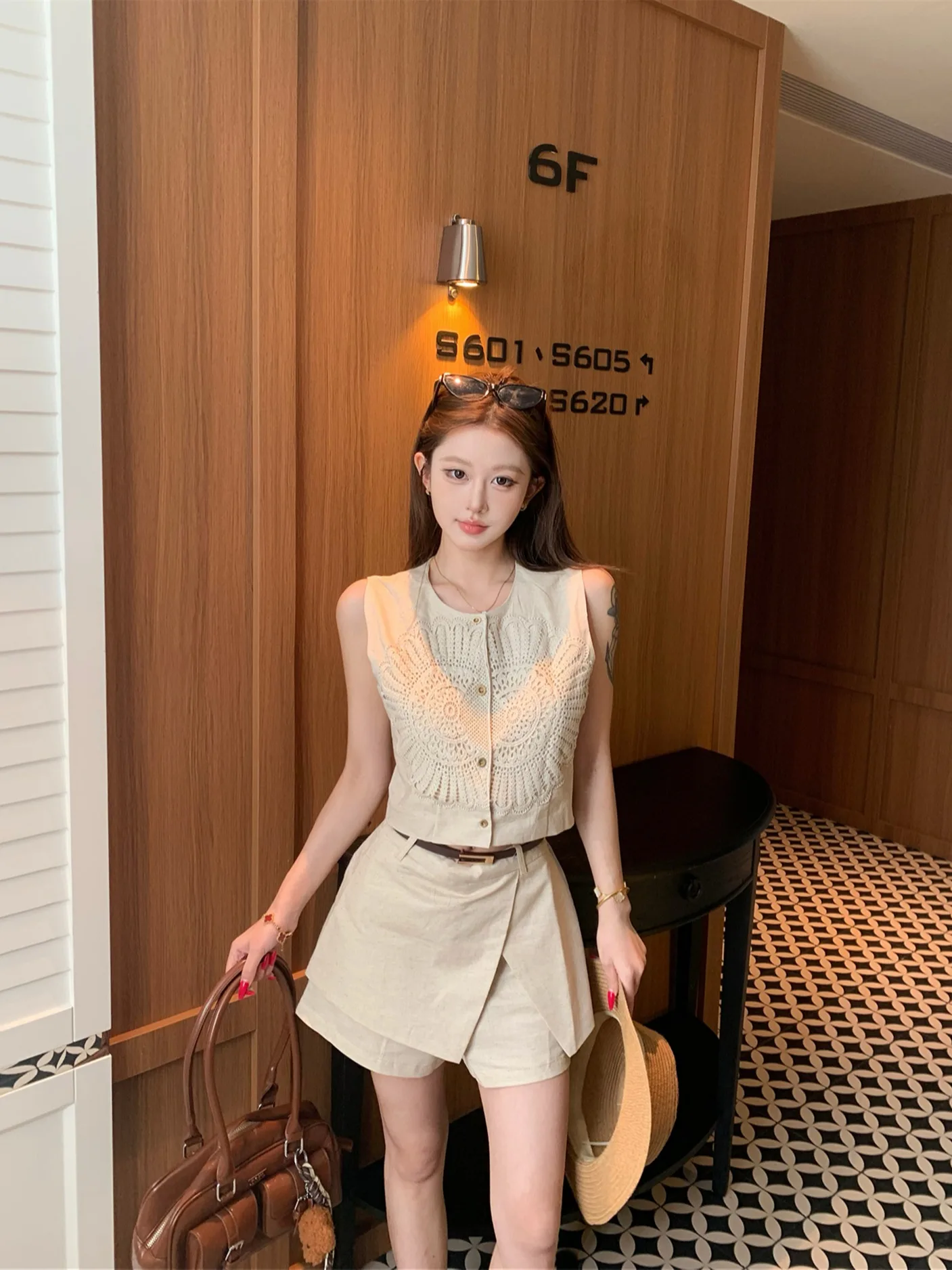 Ladies Summer High Waist Crop Top And Skirt Set Hollow out Hook Design Sleeveless Fashionable Two Piece Outfit Casual Wear
Ladies Summer High Waist Crop Top And Skirt Set Hollow out Hook Design Sleeveless Fashionable Two Piece Outfit Casual Wear