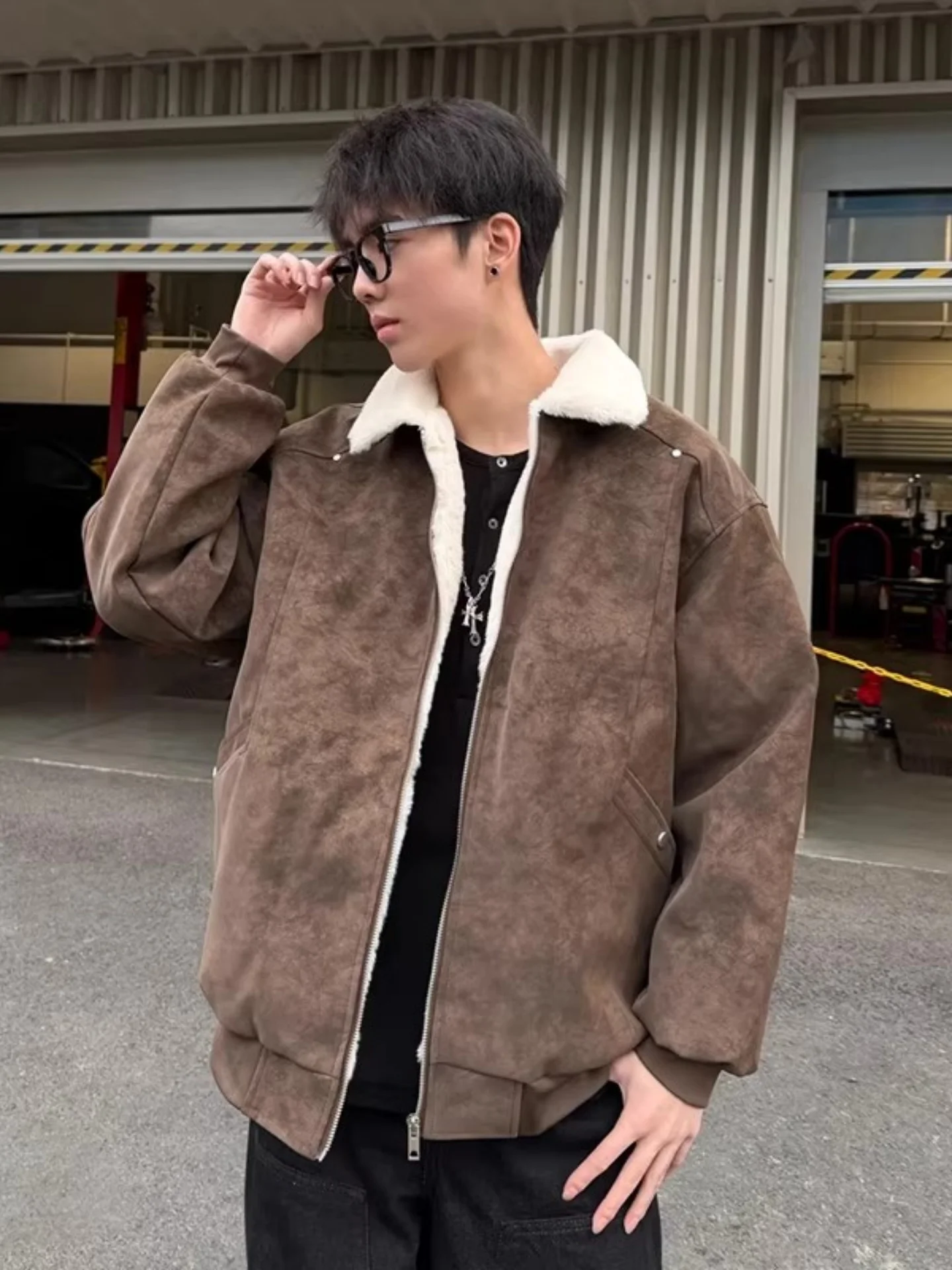 Мужская зимняя утепленная куртка из хлопка в американском ретро-стиле с воротником из овчины и узором «Горный орел», Cleanfit Sle
Мужская зимняя утепленная куртка из хлопка в американском ретро-стиле с воротником из овчины и узором «Горный орел», Cleanfit Sle