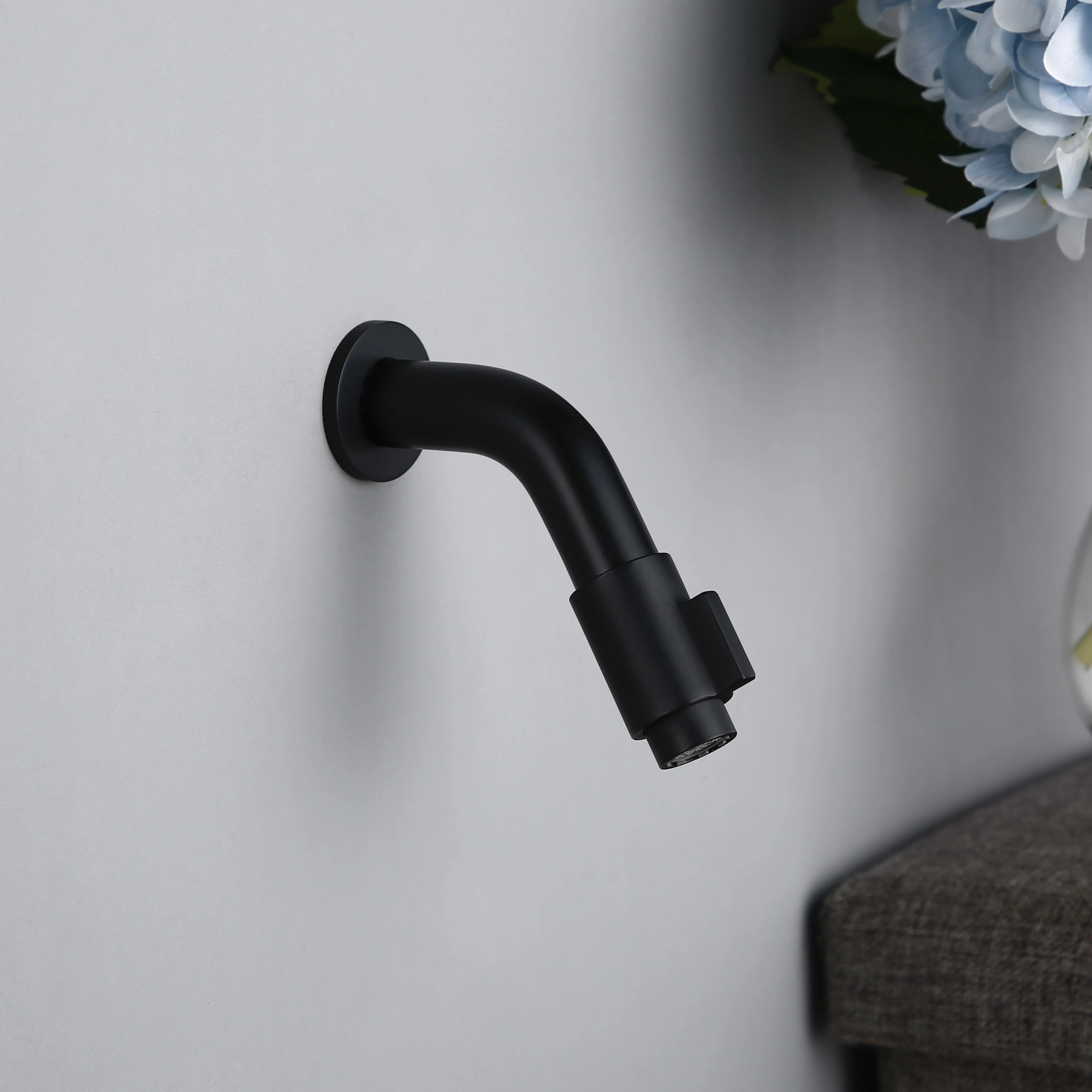 Bagnolux Твердый латунный настенный коврик черный цвет смеситель для ванной комнаты Аксессуары для холодной воды с одной ручкой круглые краны
Bagnolux Твердый латунный настенный коврик черный цвет смеситель для ванной комнаты Аксессуары для холодной воды с одной ручкой круглые краны